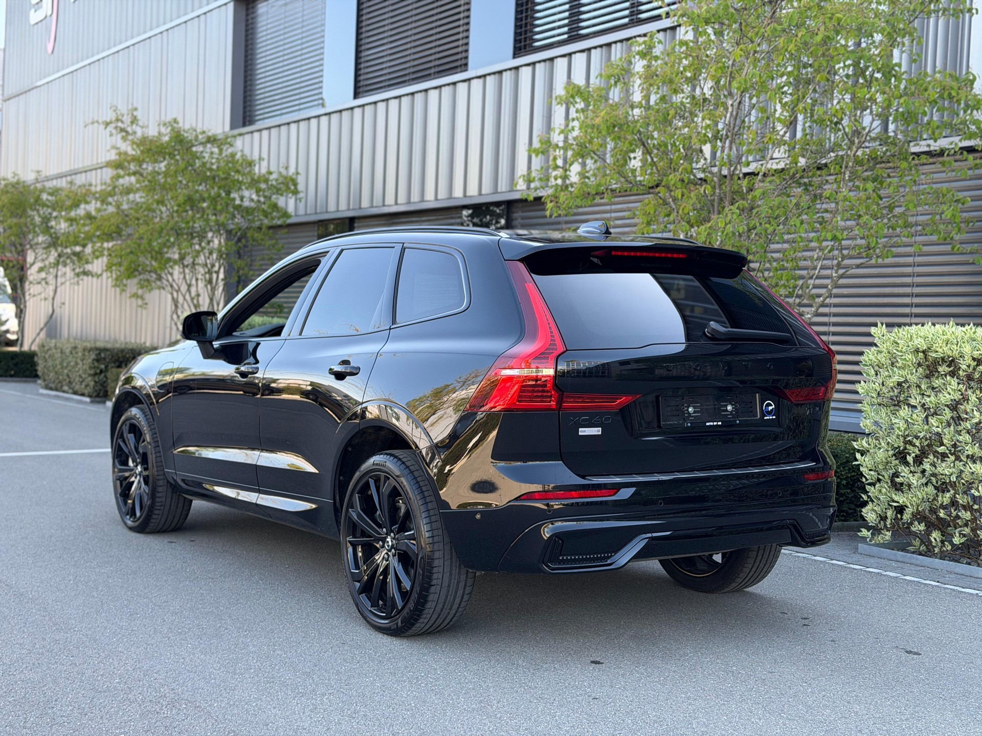 VOLVO XC60 T8 eAWD PluginHybrid Ultra Dark Geartronic-image-1