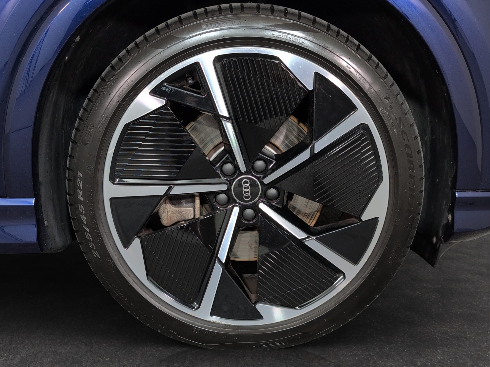 AUDI Q4 e-tron 50 quattro-image-4