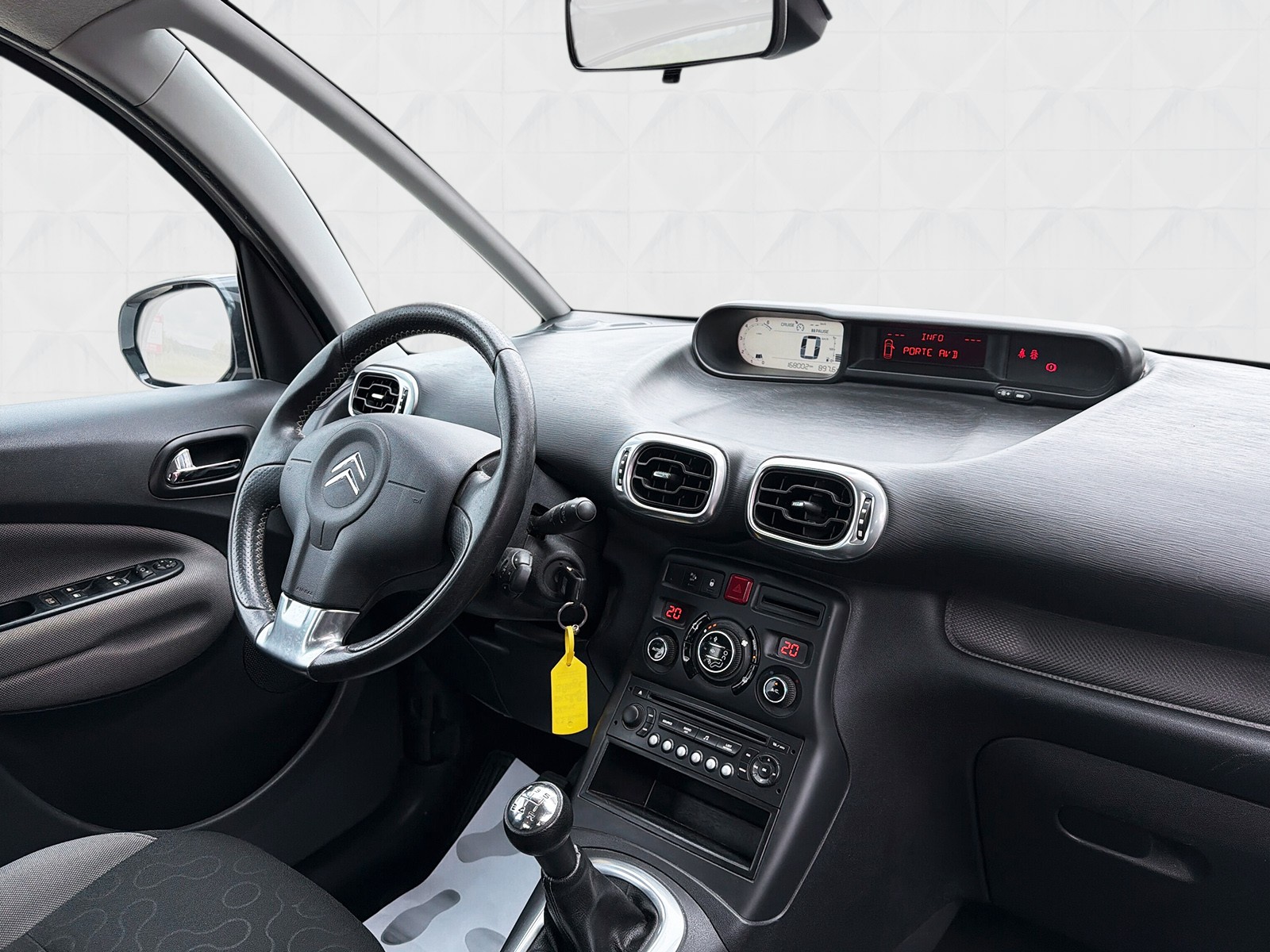 CITROEN C3 Picasso 1.6i 16V Chic (SX)-image-9
