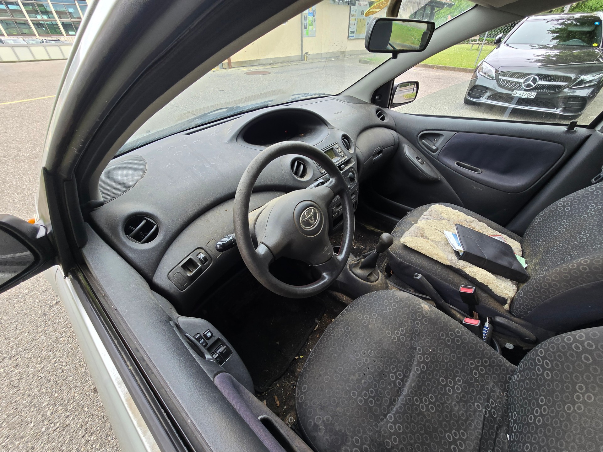 TOYOTA Yaris 1.0 Linea Sol-image-3