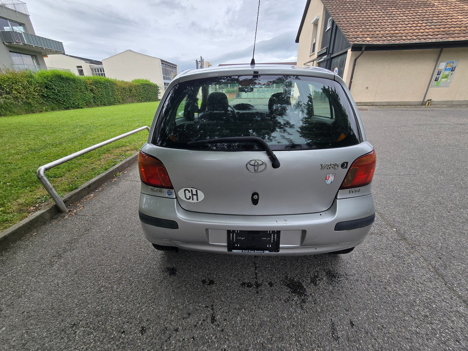 TOYOTA Yaris 1.0 Linea Sol-image-5