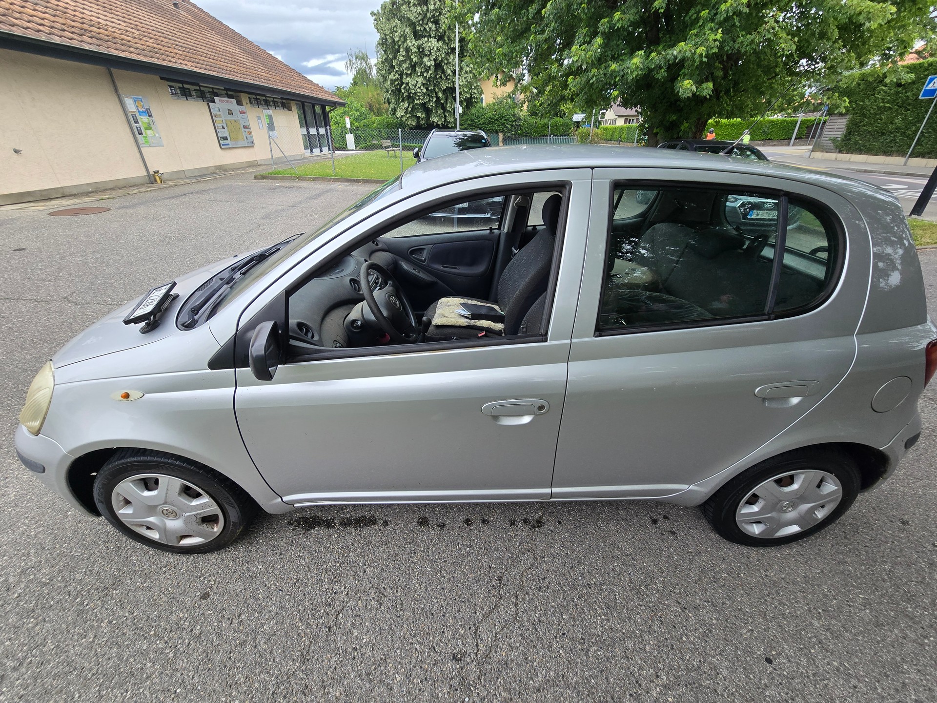 TOYOTA Yaris 1.0 Linea Sol-image-6