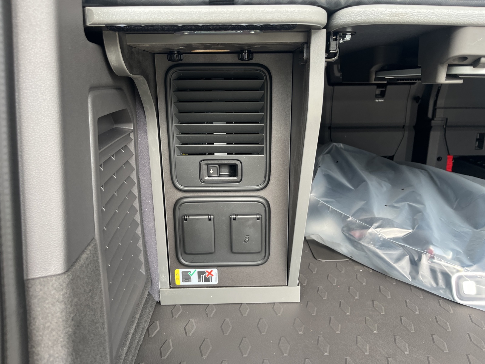 VW California 2.0 TDI Beach Tour Liberty-image-14