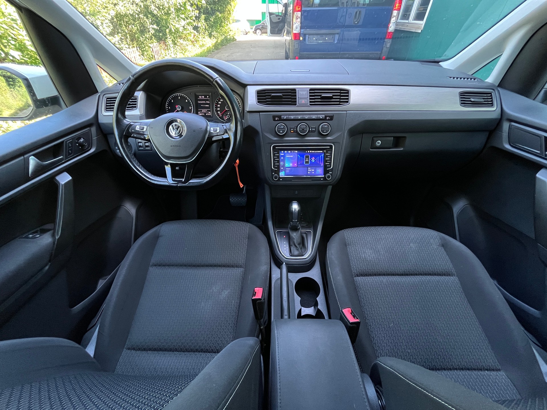 VW Caddy 2.0 TDI Family DSG-image-8