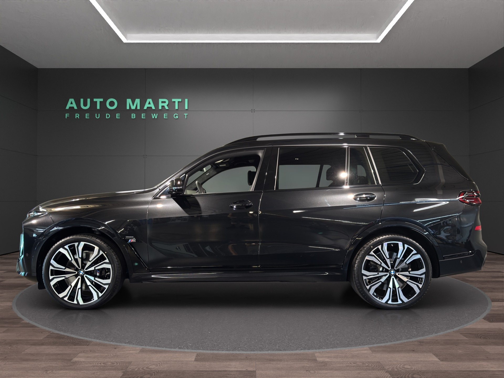 BMW X7 M60i-showroom-element-1