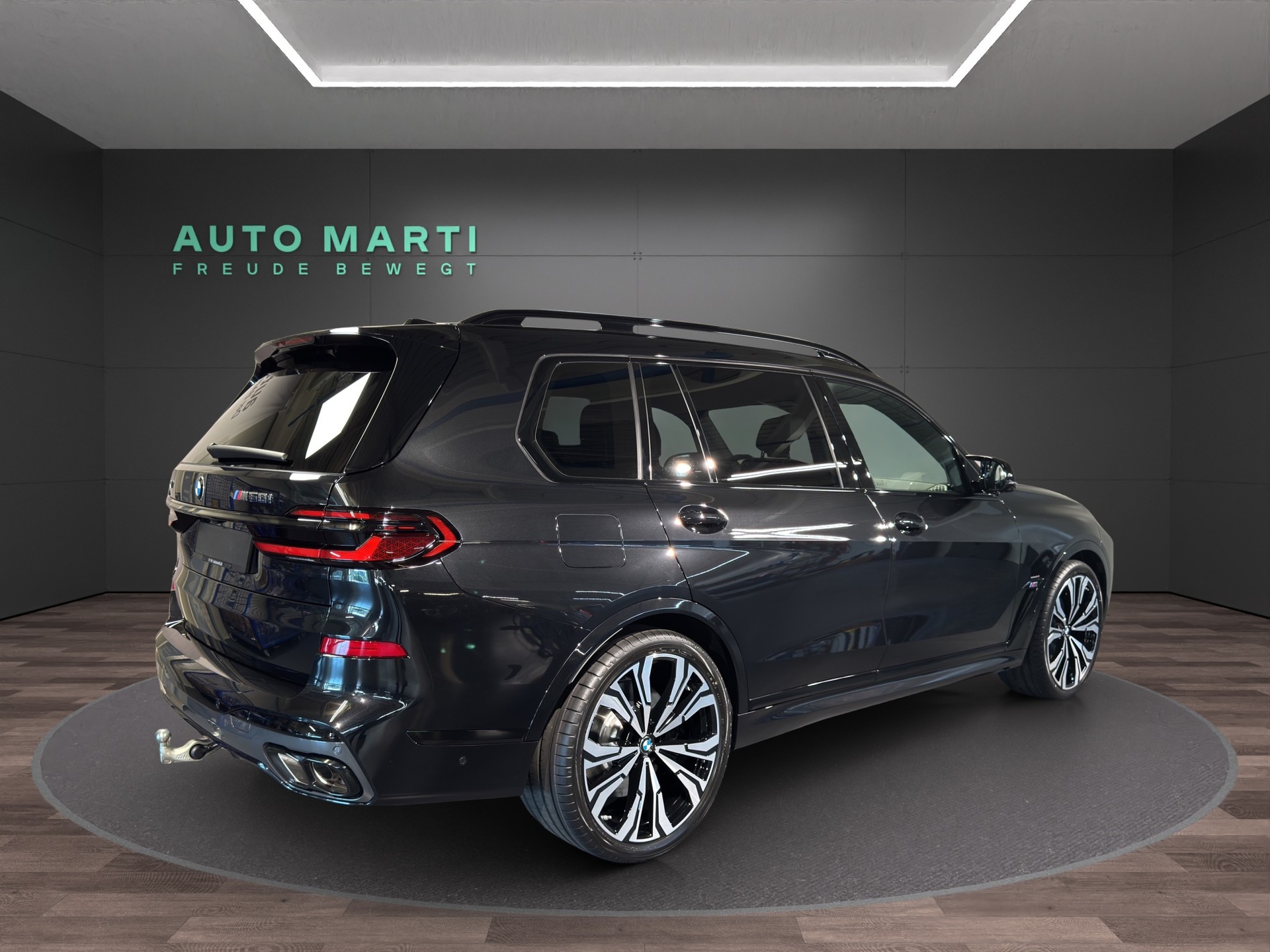 BMW X7 M60i-showroom-element-3