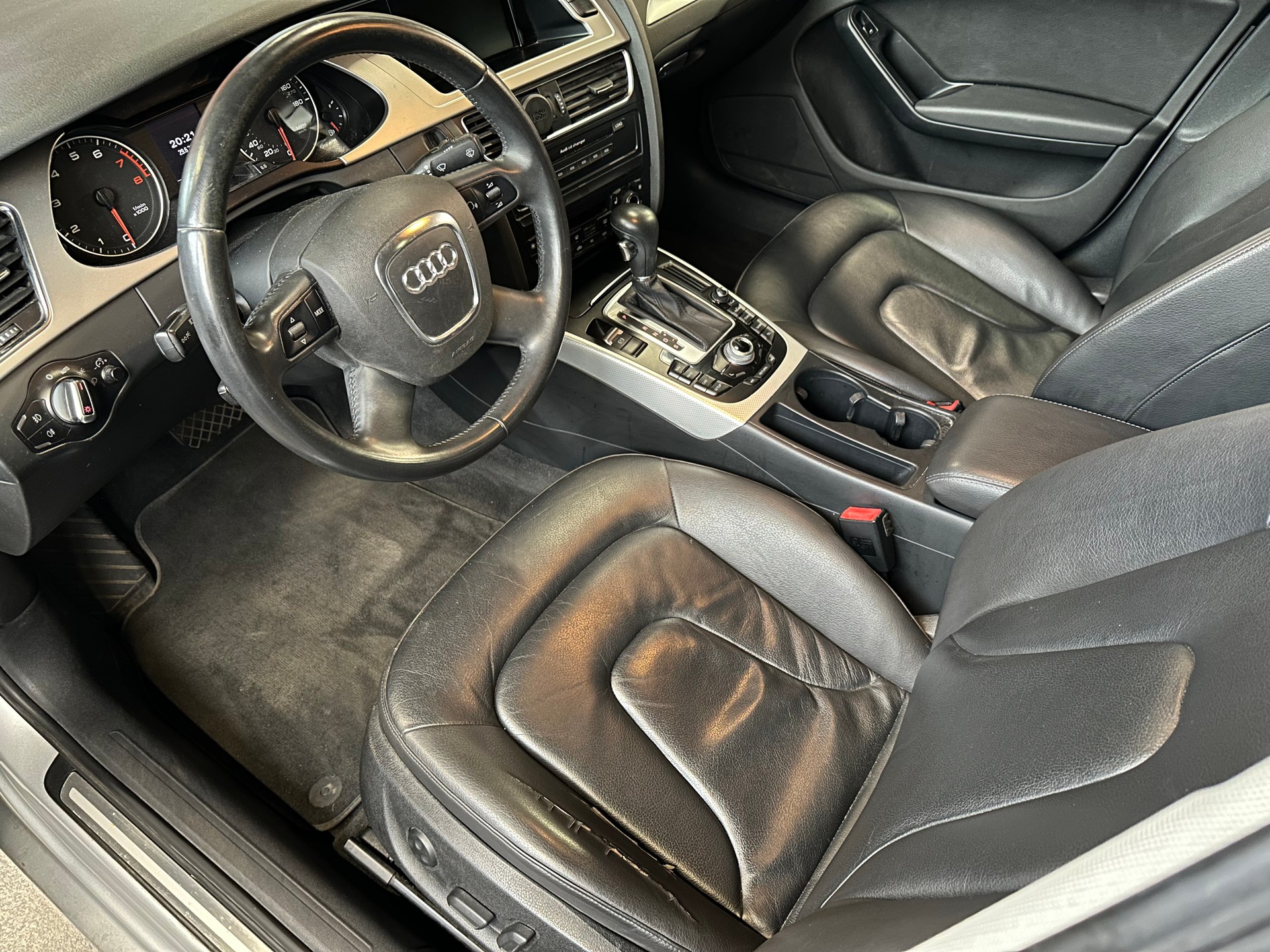 AUDI A4 Limousine 2.0 TFSI quattro S-tronic-image-8