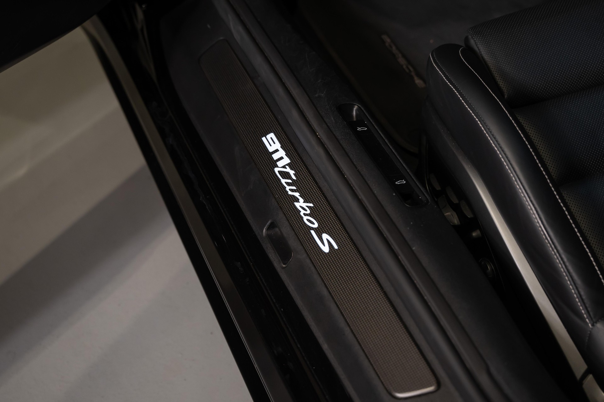 PORSCHE 911 Coupé 3.7 Turbo S PDK Aero-image-16