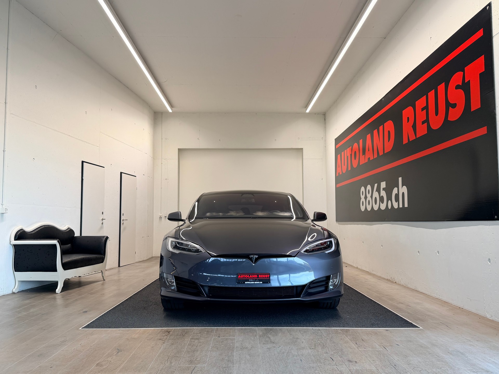 TESLA Model S Maximale-Reichweite *Raven*-showroom-element-1