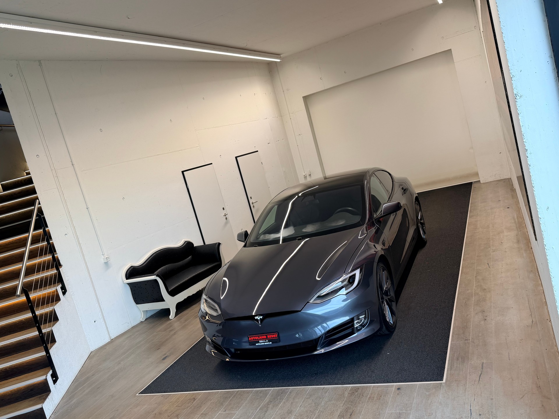 TESLA Model S Maximale-Reichweite *Raven*-showroom-element-3
