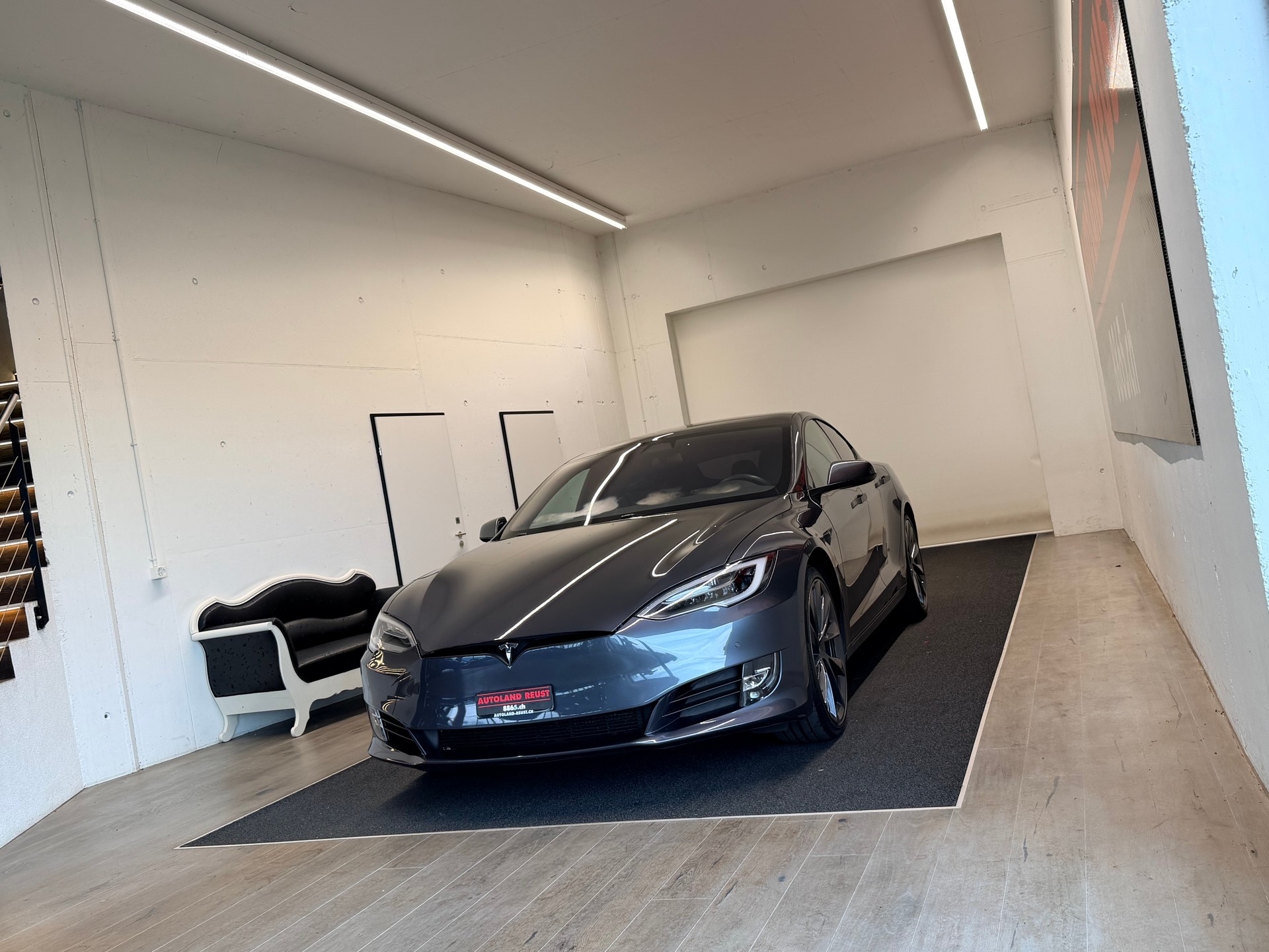 TESLA Model S Maximale-Reichweite *Raven*-showroom-element-2
