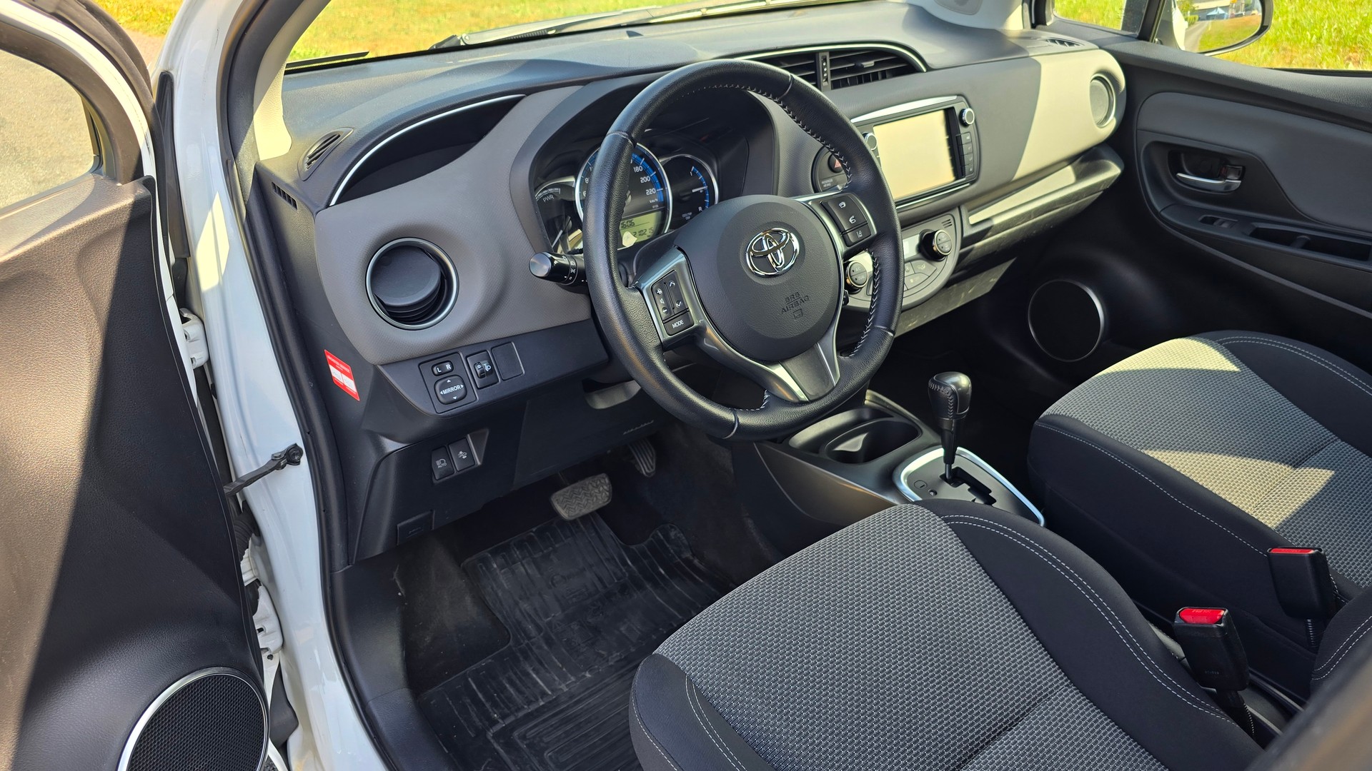 TOYOTA Yaris 1.5 VVT-i Hybrid Trend e-CVT-image-14