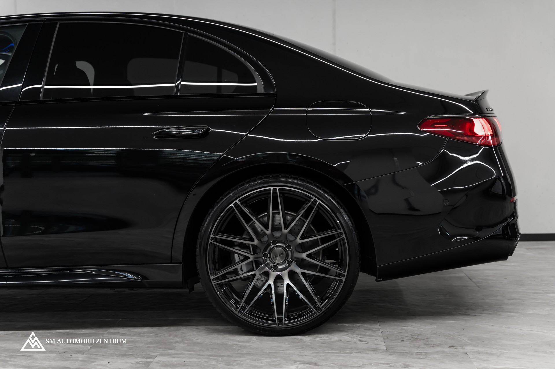 MERCEDES-BENZ E 53 Hybrid AMG 4matic+ 9G-Tronic / 360° / Burmester / Night Paket II / AHK-showroom-element-2