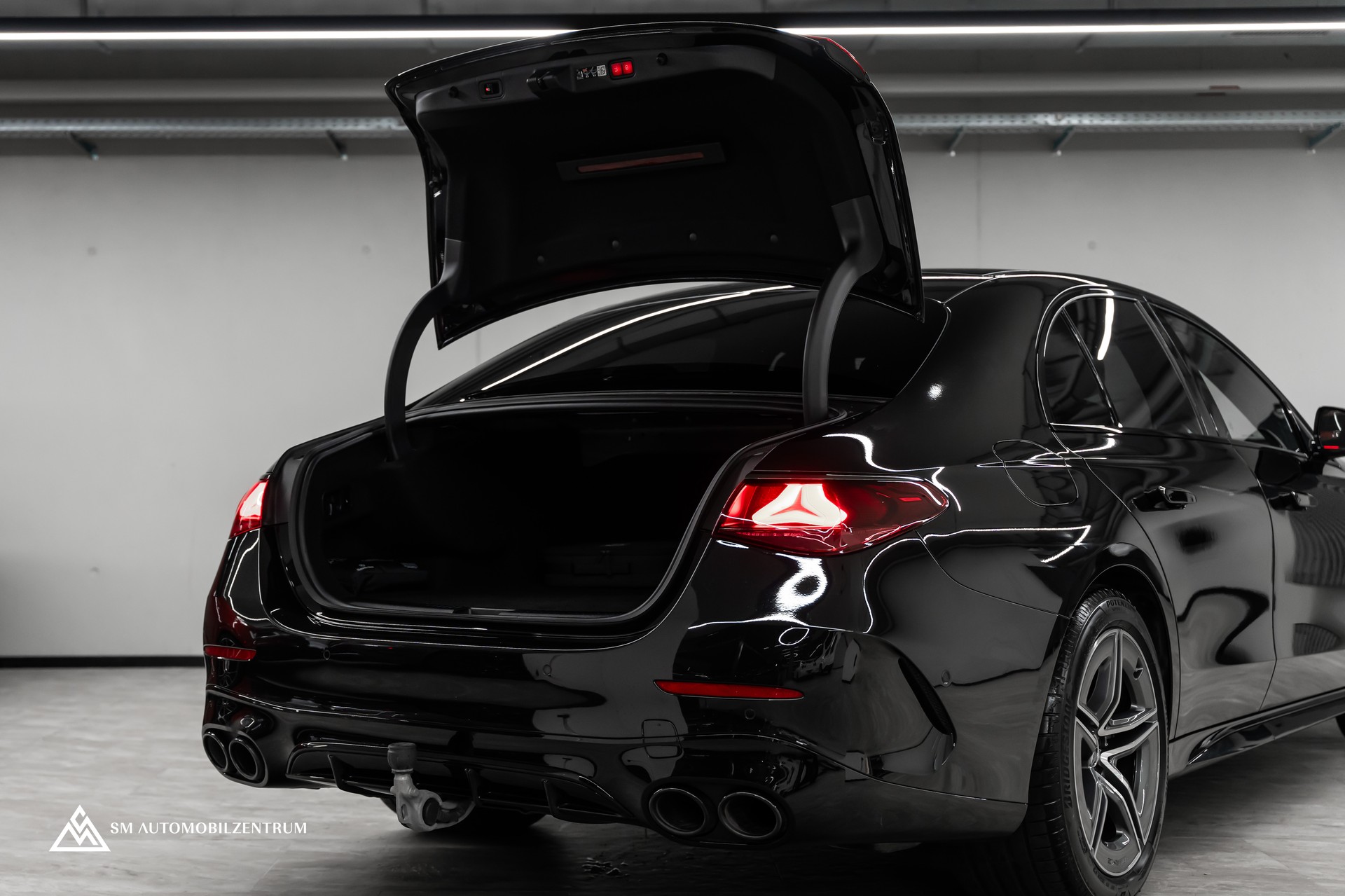 MERCEDES-BENZ E 53 Hybrid AMG 4matic+ 9G-Tronic / 360° / Burmester / Night Paket II / AHK-image-13
