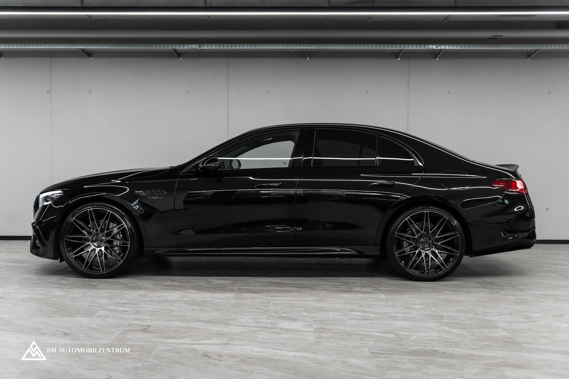 MERCEDES-BENZ E 53 Hybrid AMG 4matic+ 9G-Tronic / 360° / Burmester / Night Paket II / AHK-showroom-element-3