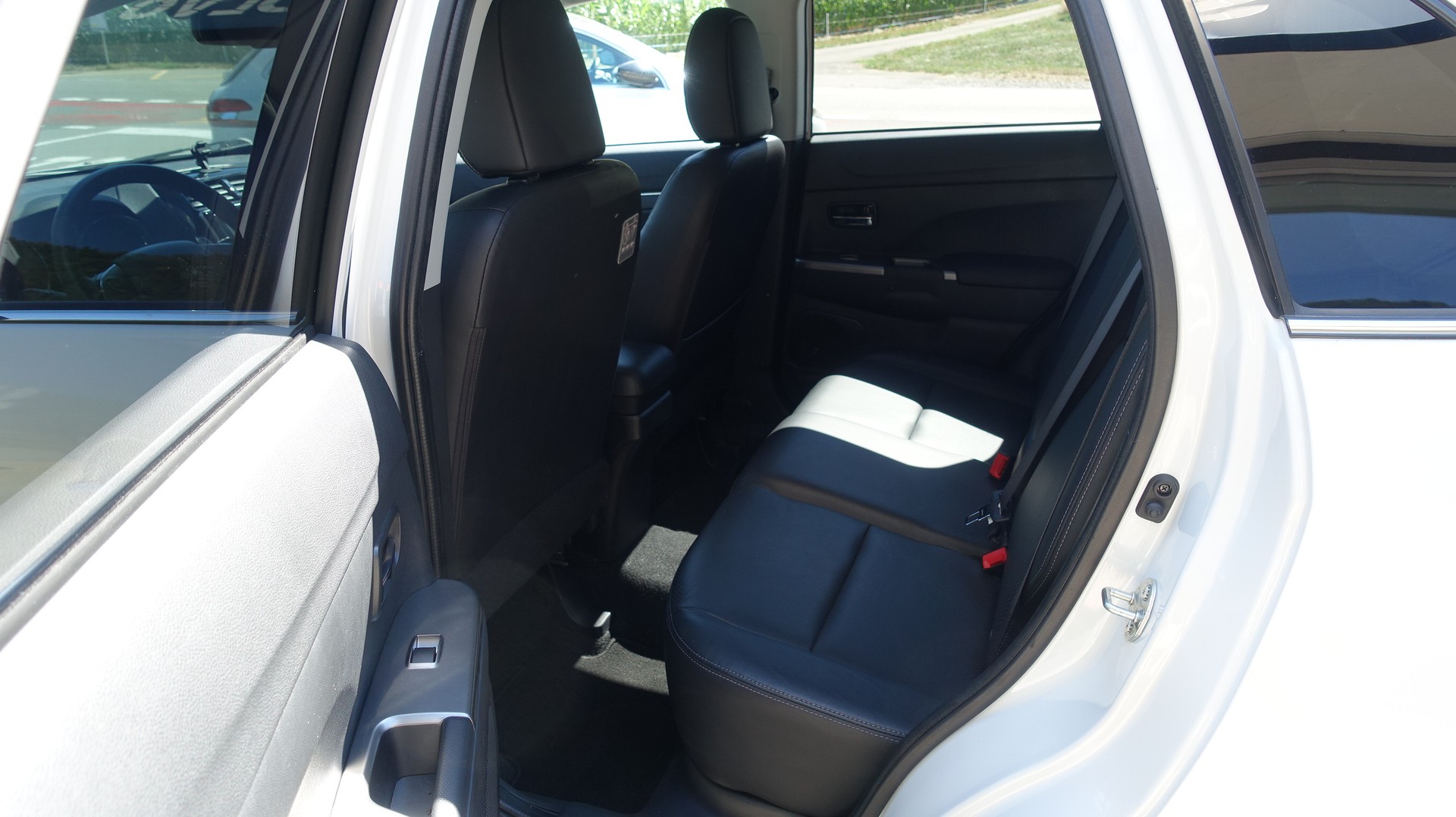 MITSUBISHI ASX 2.0 Diamond Swiss 4WD Automat-image-12