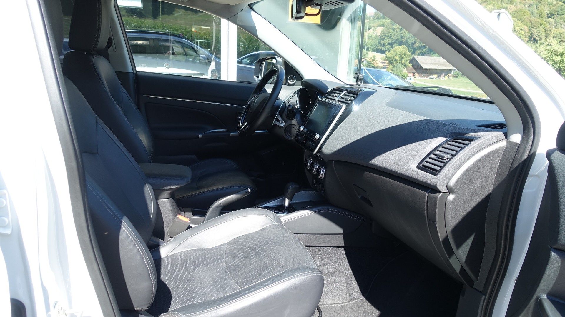 MITSUBISHI ASX 2.0 Diamond Swiss 4WD Automat-image-11