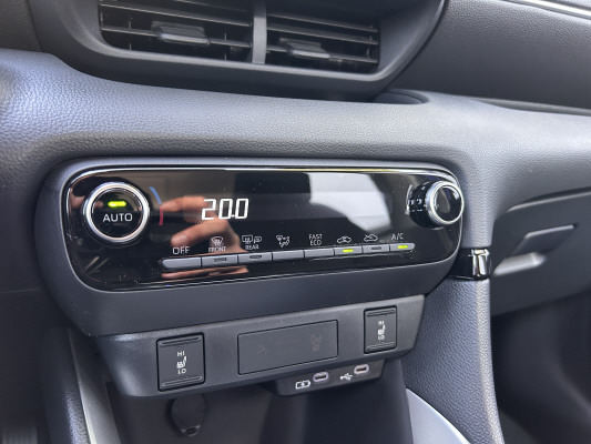 TOYOTA Yaris 1.5 Comfort e-CVT-image-9