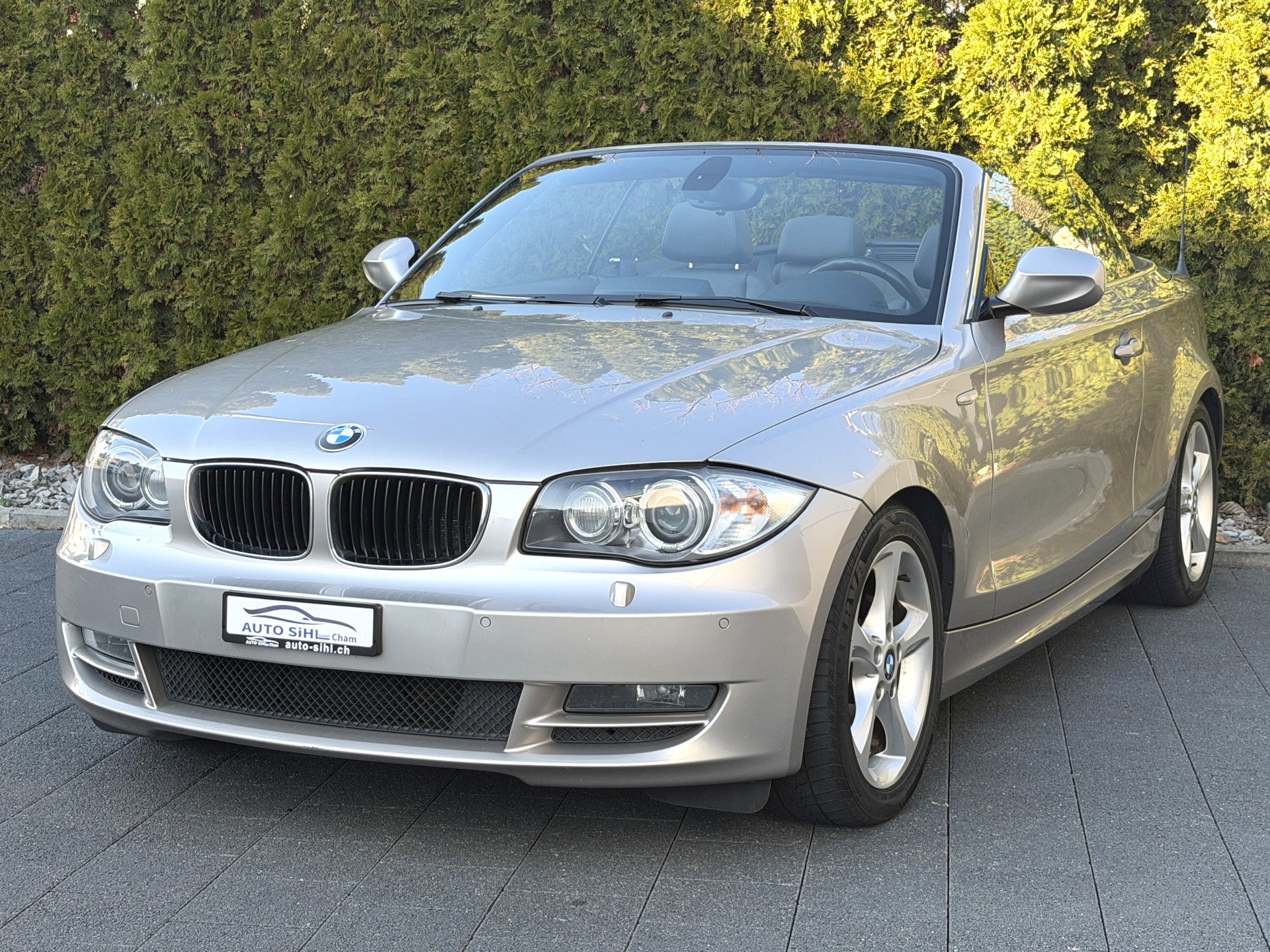 BMW 125i Cabrio Steptronic / Frisch ab MFK-showroom-element-1