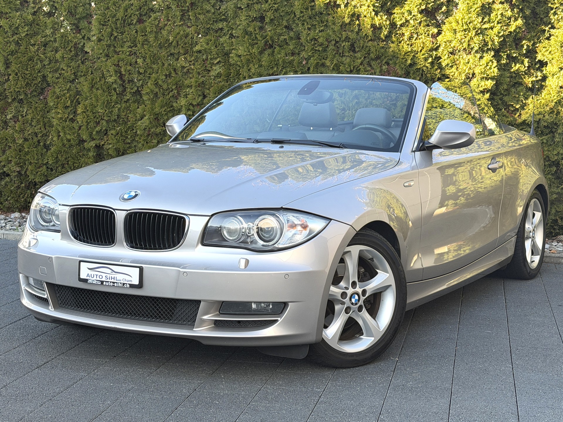 BMW 125i Cabrio Steptronic / Frisch ab MFK-showroom-element-3