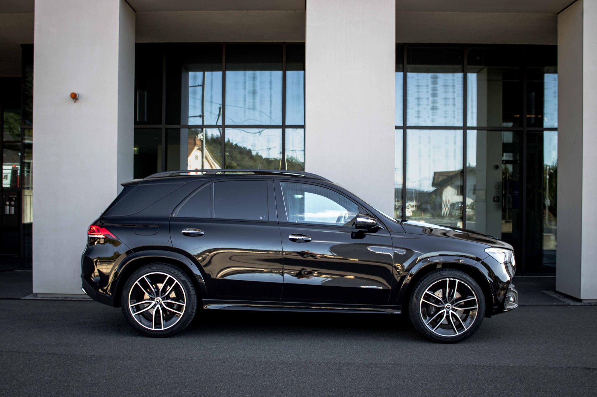 MERCEDES-BENZ GLE 300 d 4Matic AMG Line 9G-Tronic-image-5