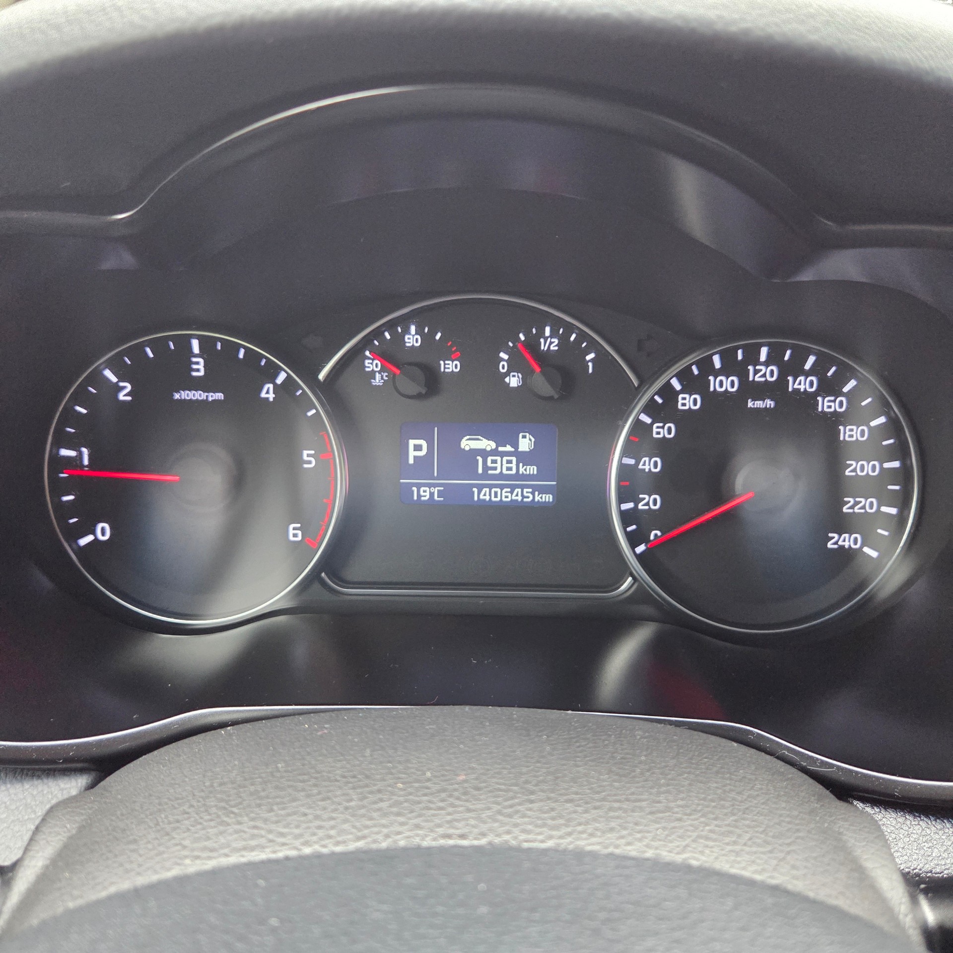 KIA Carens 1.7 CRDi Swiss Eco Edition DCT-image-13