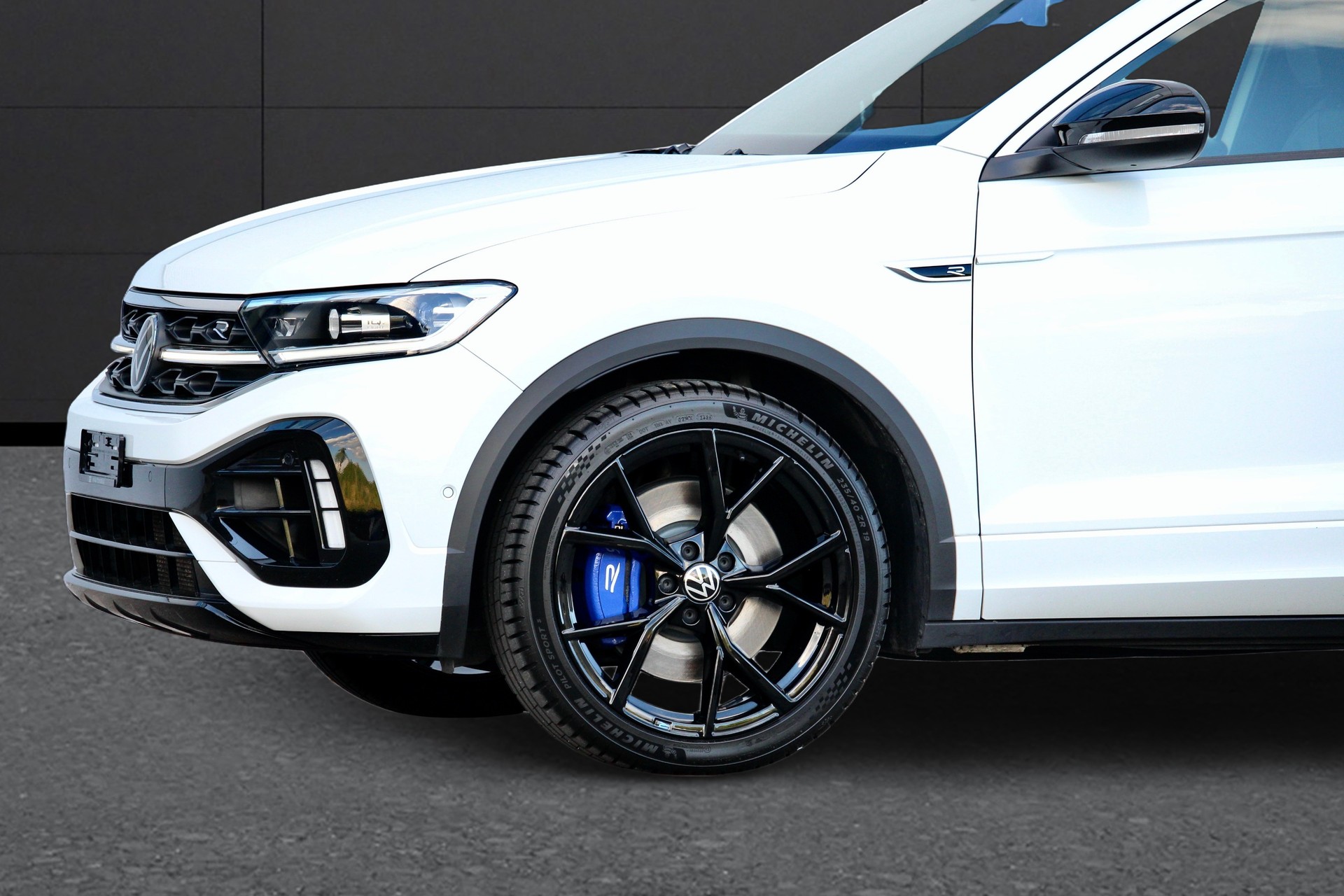 VW T-Roc 2.0 TSI R DSG 4Motion 300PS ° FACELIFT Modell °AKRAPOVIC Titanabgasanlage ° 19 Zoll R Aluräder-showroom-element-3