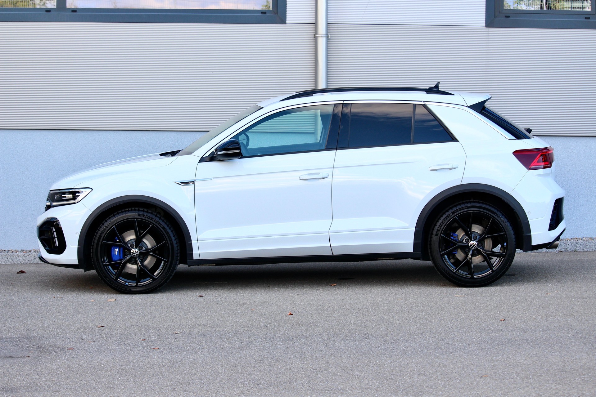 VW T-Roc 2.0 TSI R DSG 4Motion 300PS ° FACELIFT Modell °AKRAPOVIC Titanabgasanlage ° 19 Zoll R Aluräder-image-4