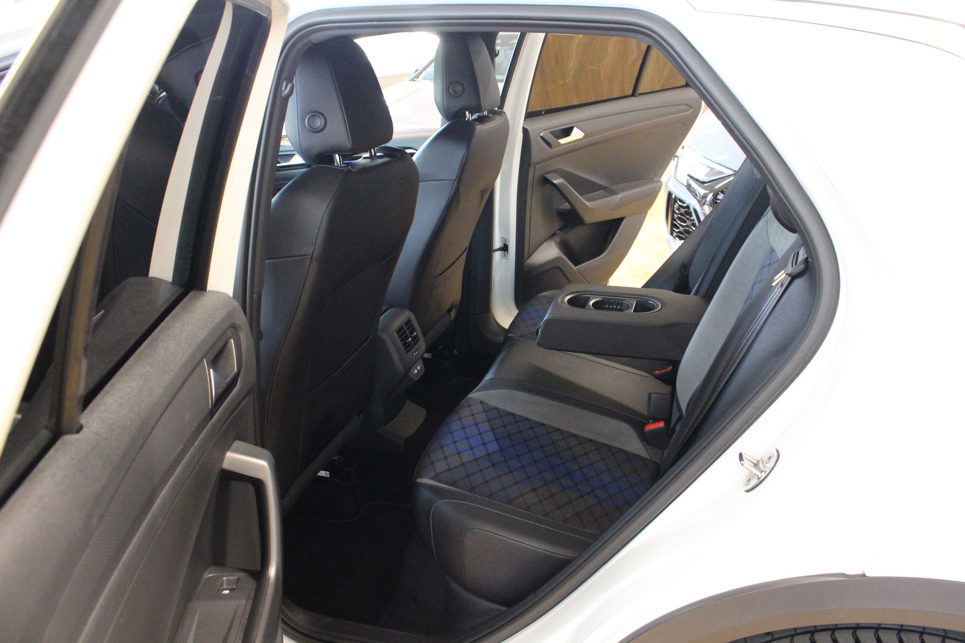 VW T-Roc 2.0 TSI R DSG 4Motion 300PS ° FACELIFT Modell °AKRAPOVIC Titanabgasanlage ° 19 Zoll R Aluräder-image-16