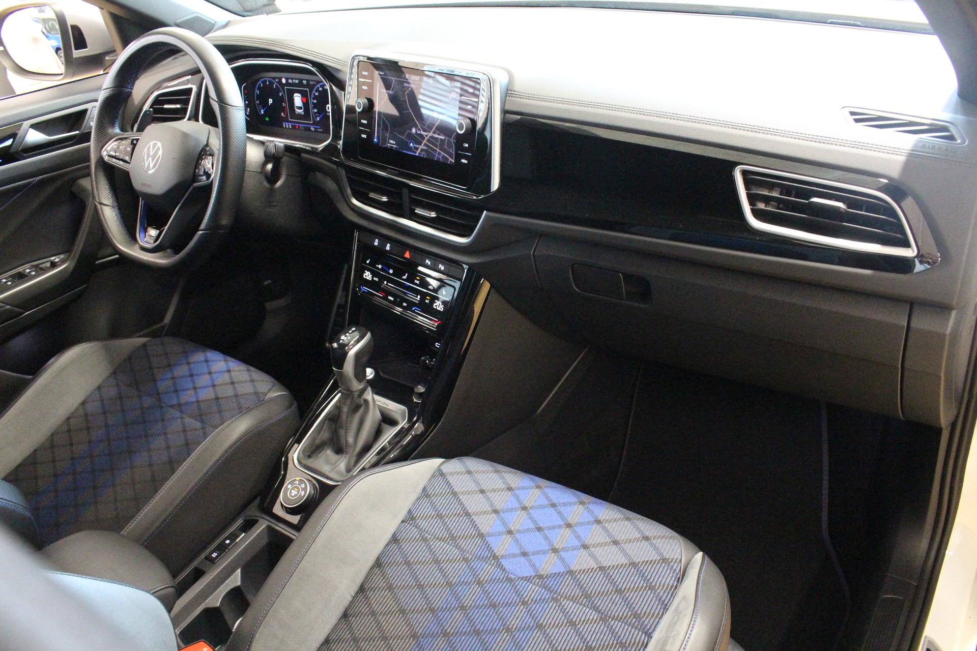 VW T-Roc 2.0 TSI R DSG 4Motion 300PS ° FACELIFT Modell °AKRAPOVIC Titanabgasanlage ° 19 Zoll R Aluräder-image-13