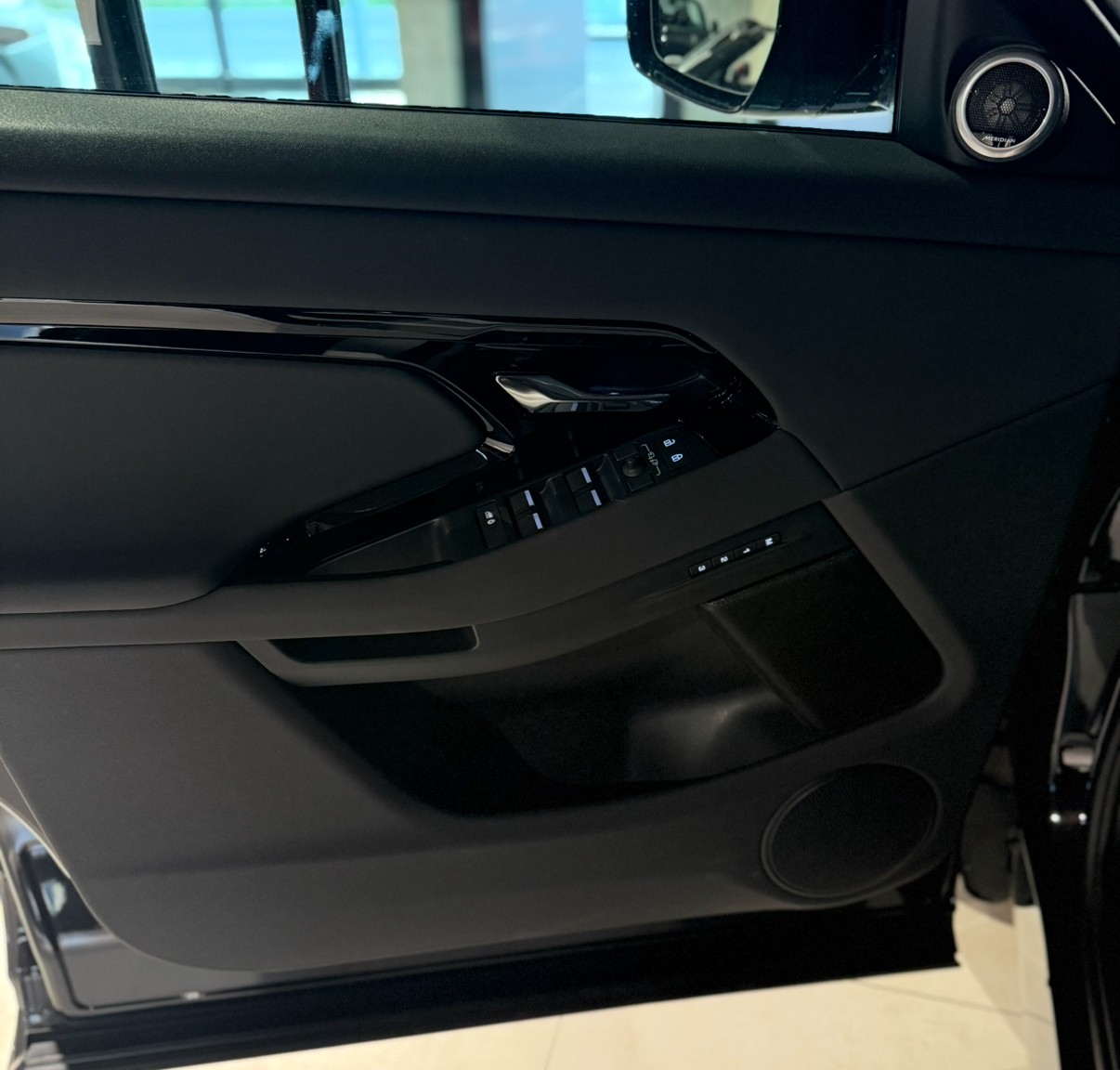 LAND ROVER Range Rover Evoque R-Dynamic D 200 MHEV SE AT9-image-5