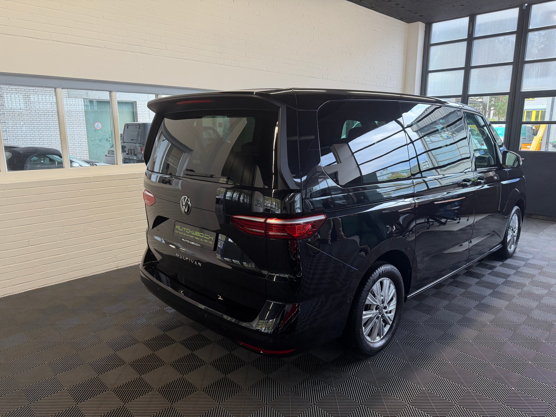 VW Multivan 2.0 TDI Life DSG Lang * LEDER ALCANTARA 7 SITZE *-showroom-element-2