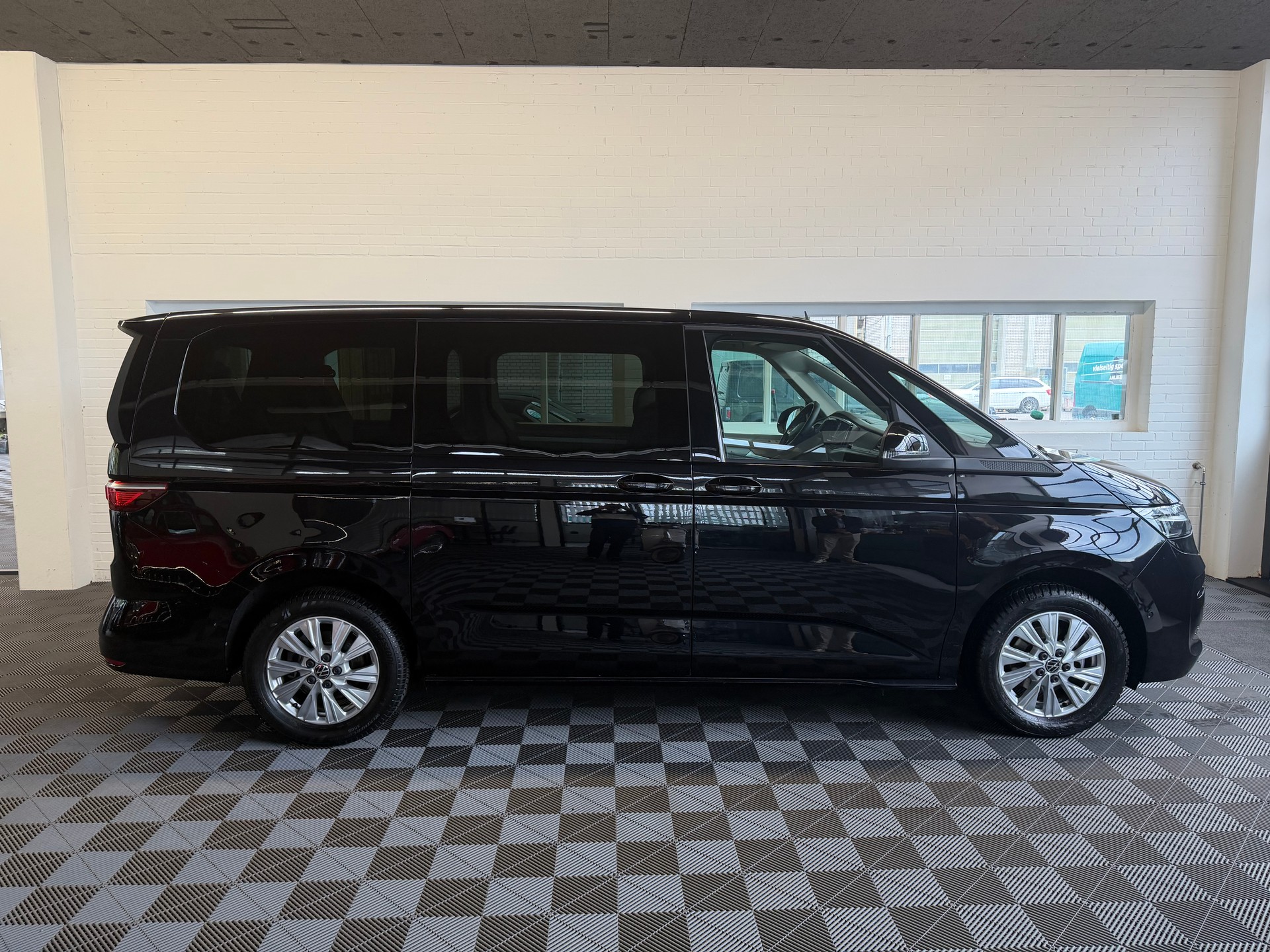 VW Multivan 2.0 TDI Life DSG Lang * LEDER ALCANTARA 7 SITZE *-showroom-element-1