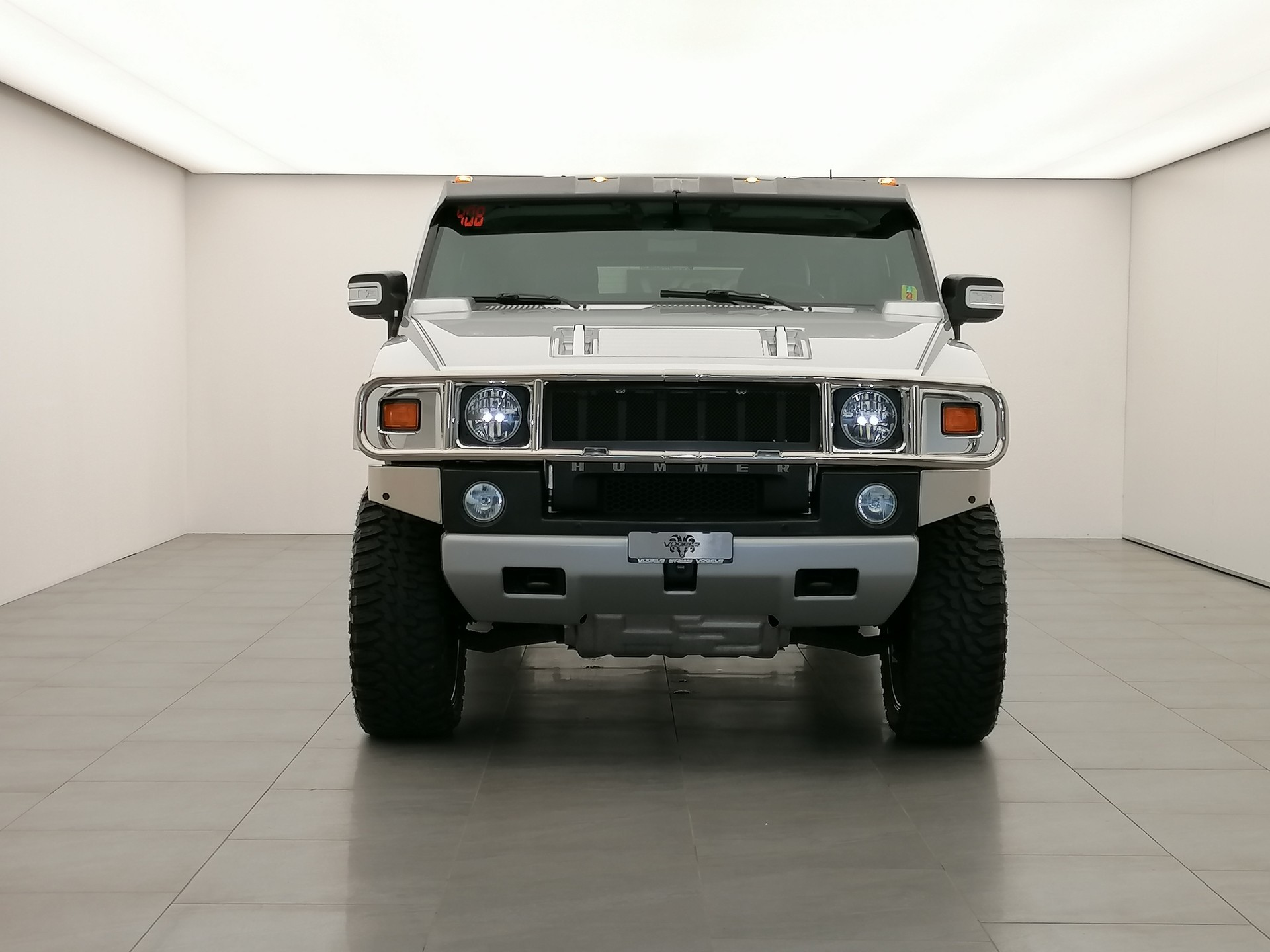 HUMMER H2 6.2 Luxury-showroom-element-1
