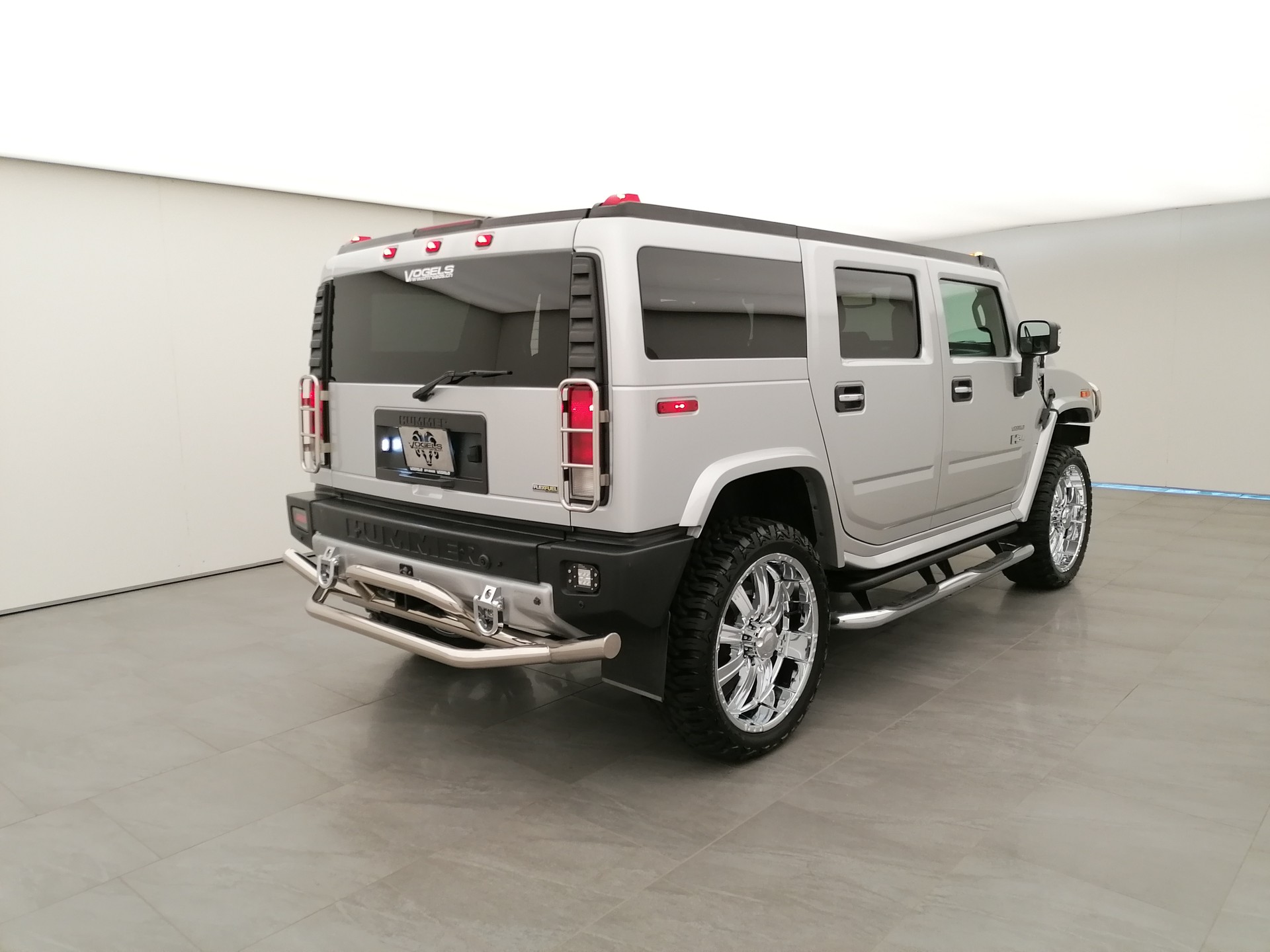 HUMMER H2 6.2 Luxury-showroom-element-3