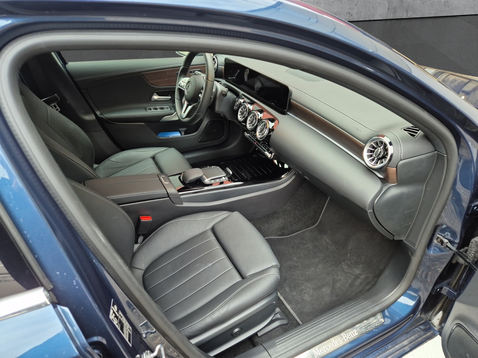 MERCEDES-BENZ A 250 Progressive 7G-DCT-image-12