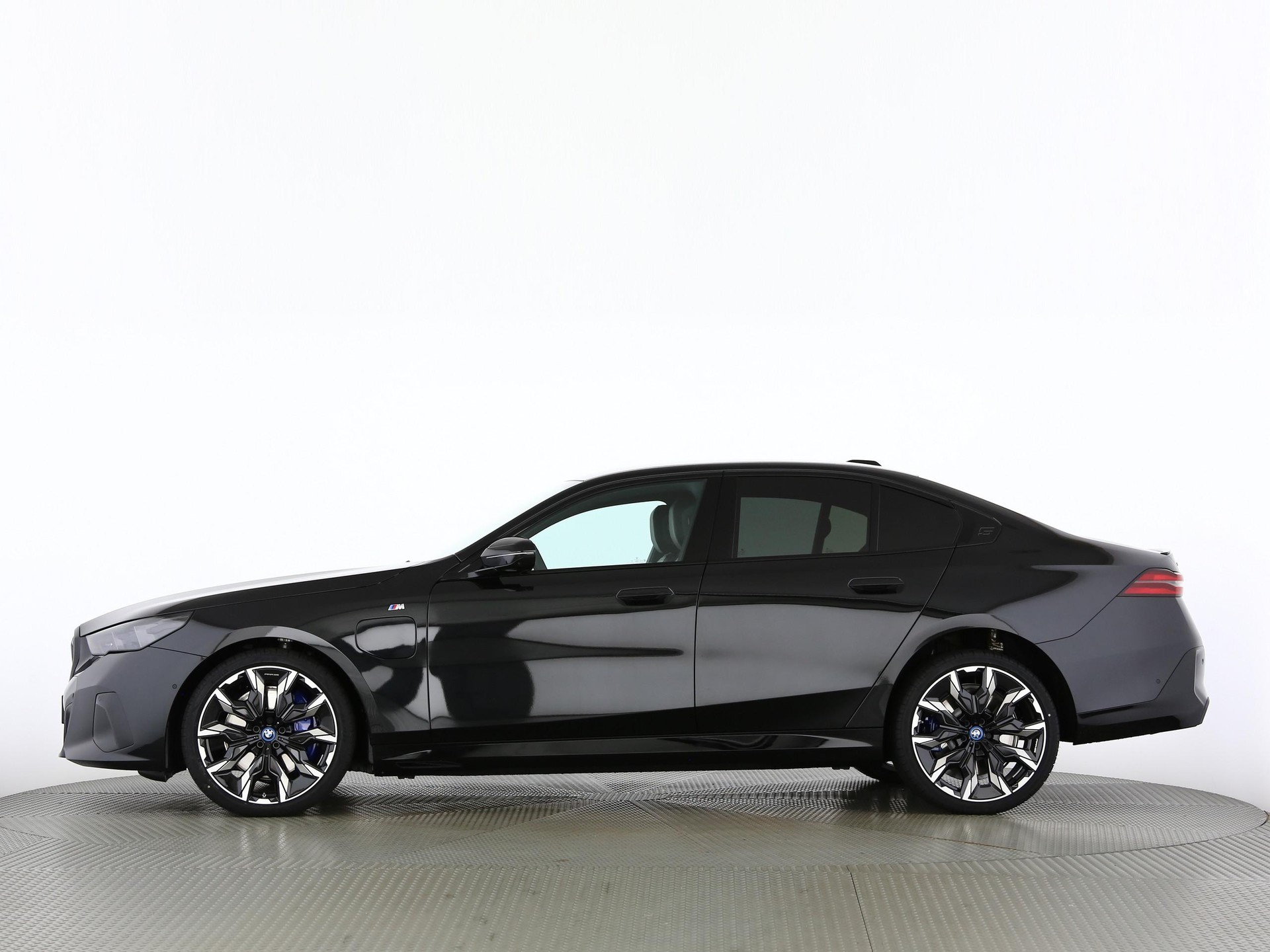 BMW 550e xDrive-image-11