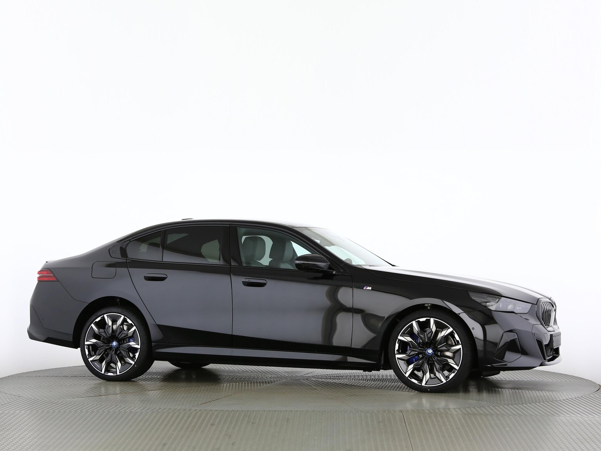BMW 550e xDrive-image-24