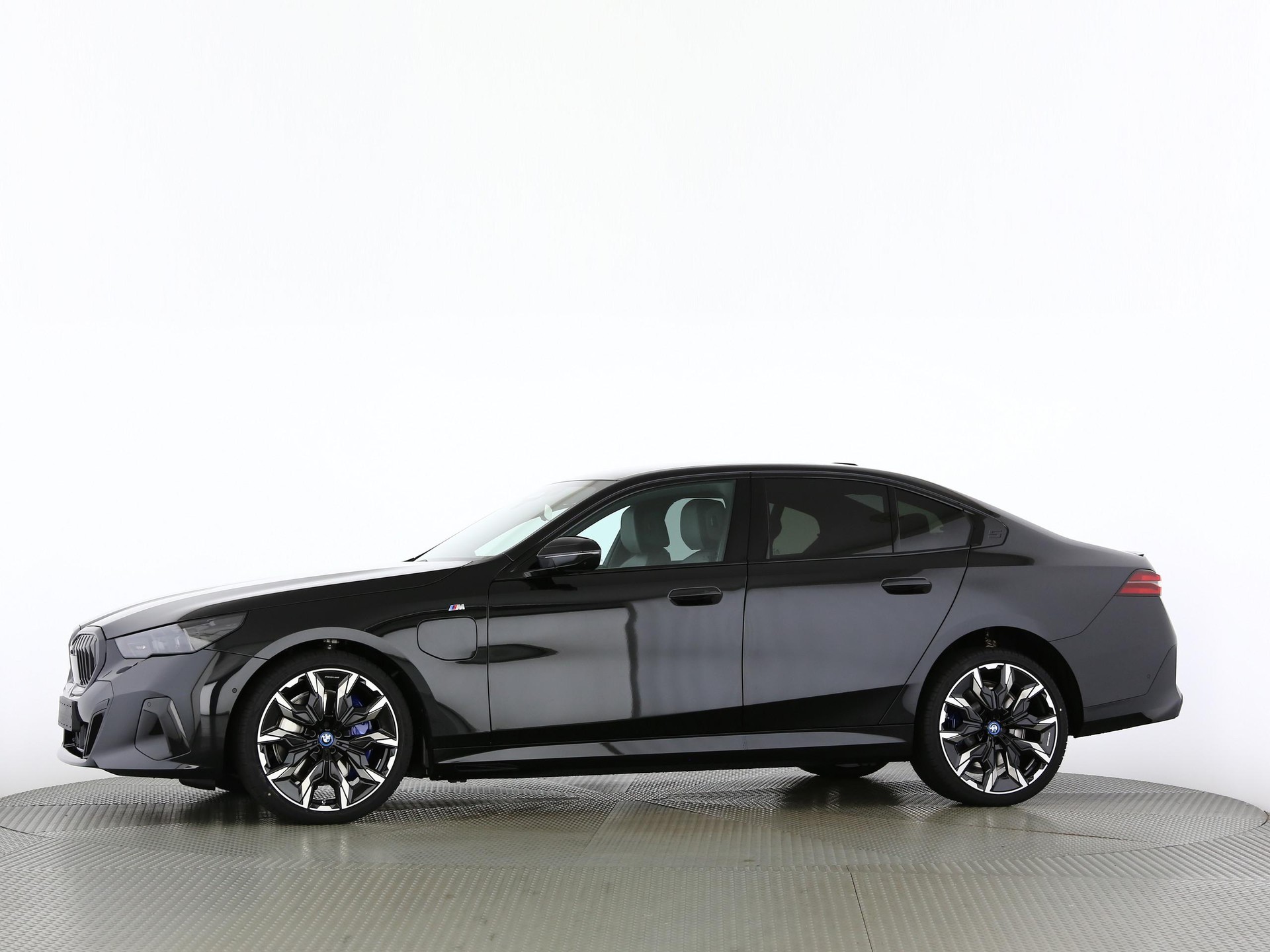 BMW 550e xDrive-image-10