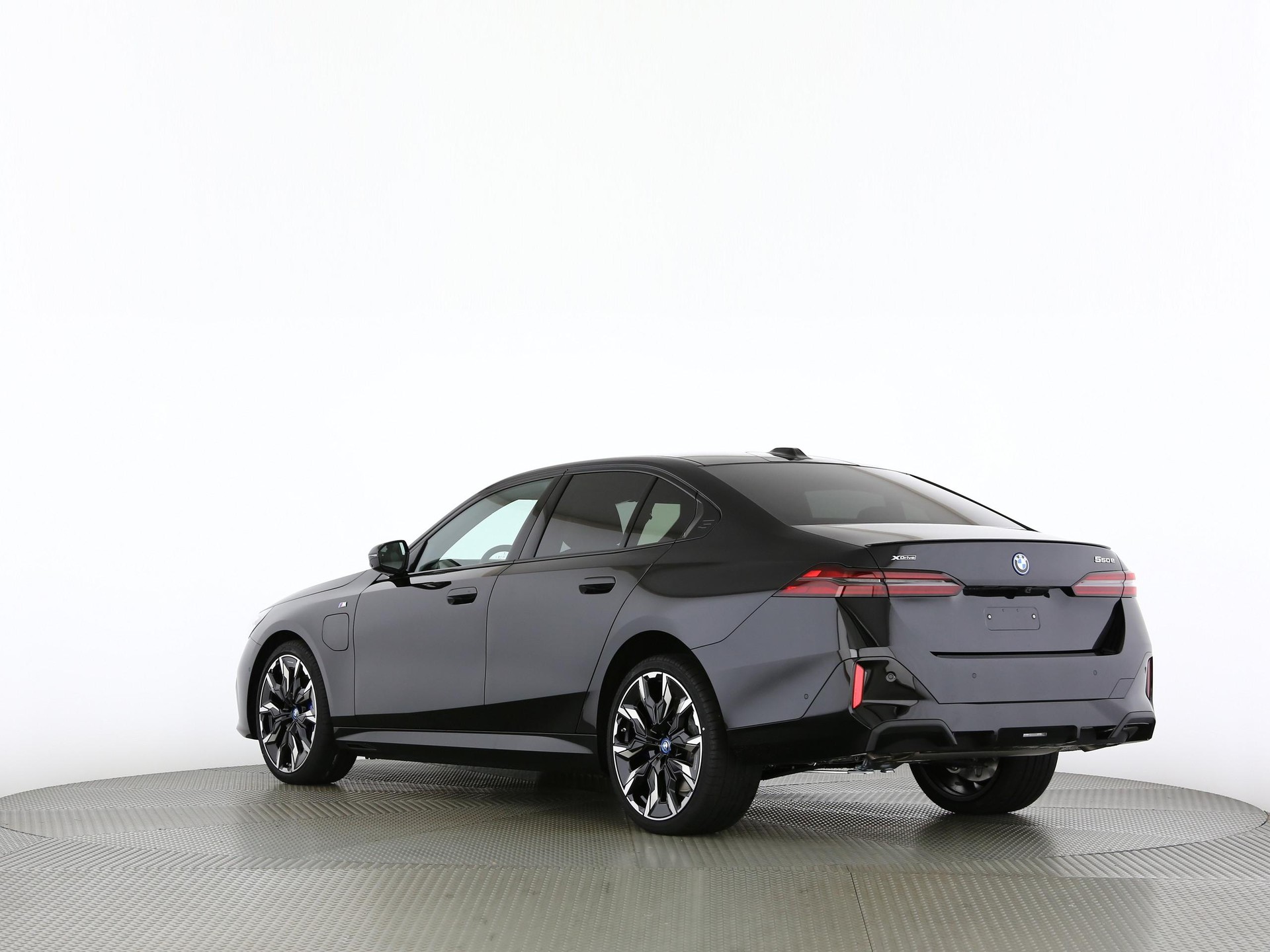 BMW 550e xDrive-image-15
