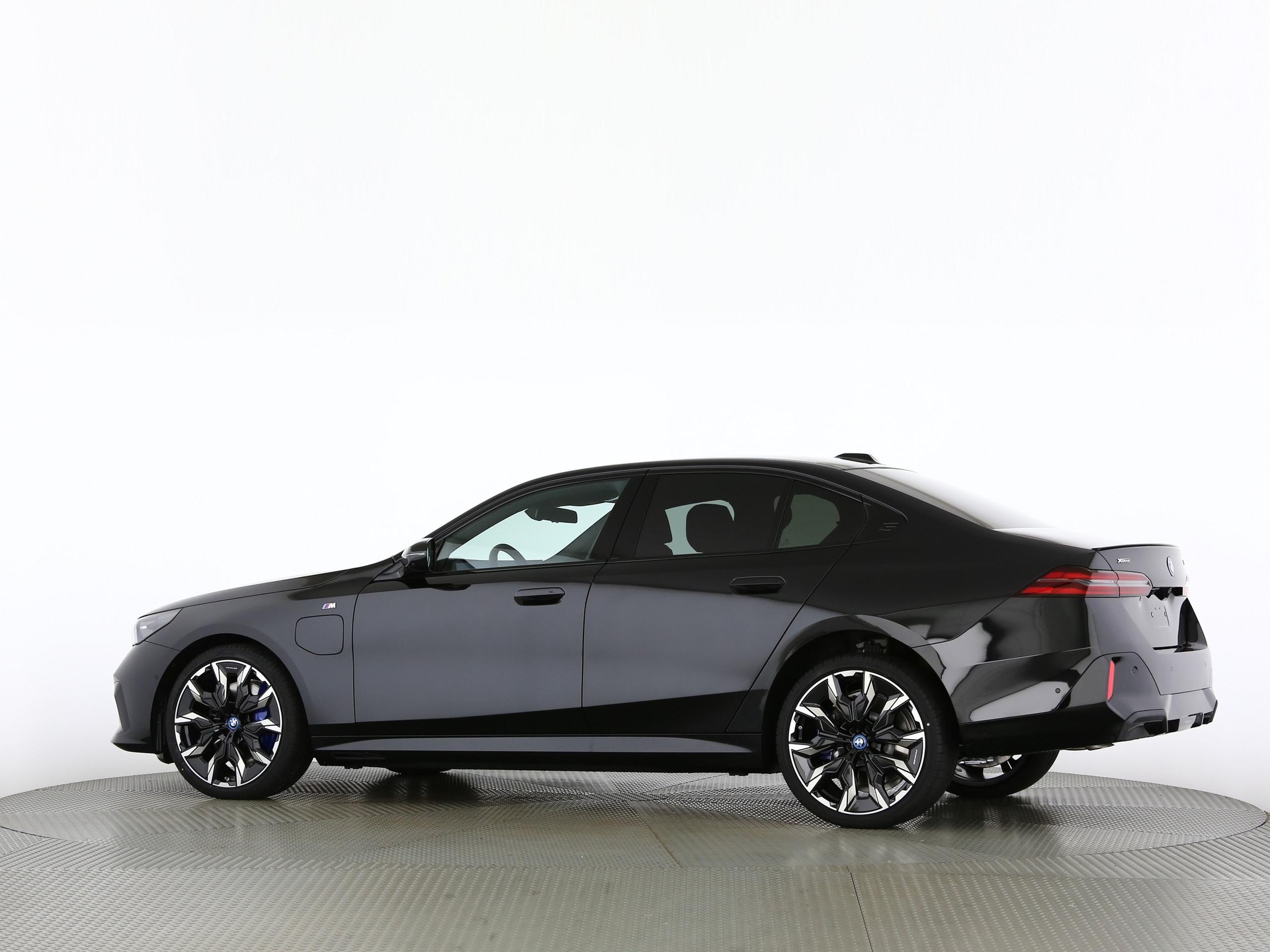 BMW 550e xDrive-image-13