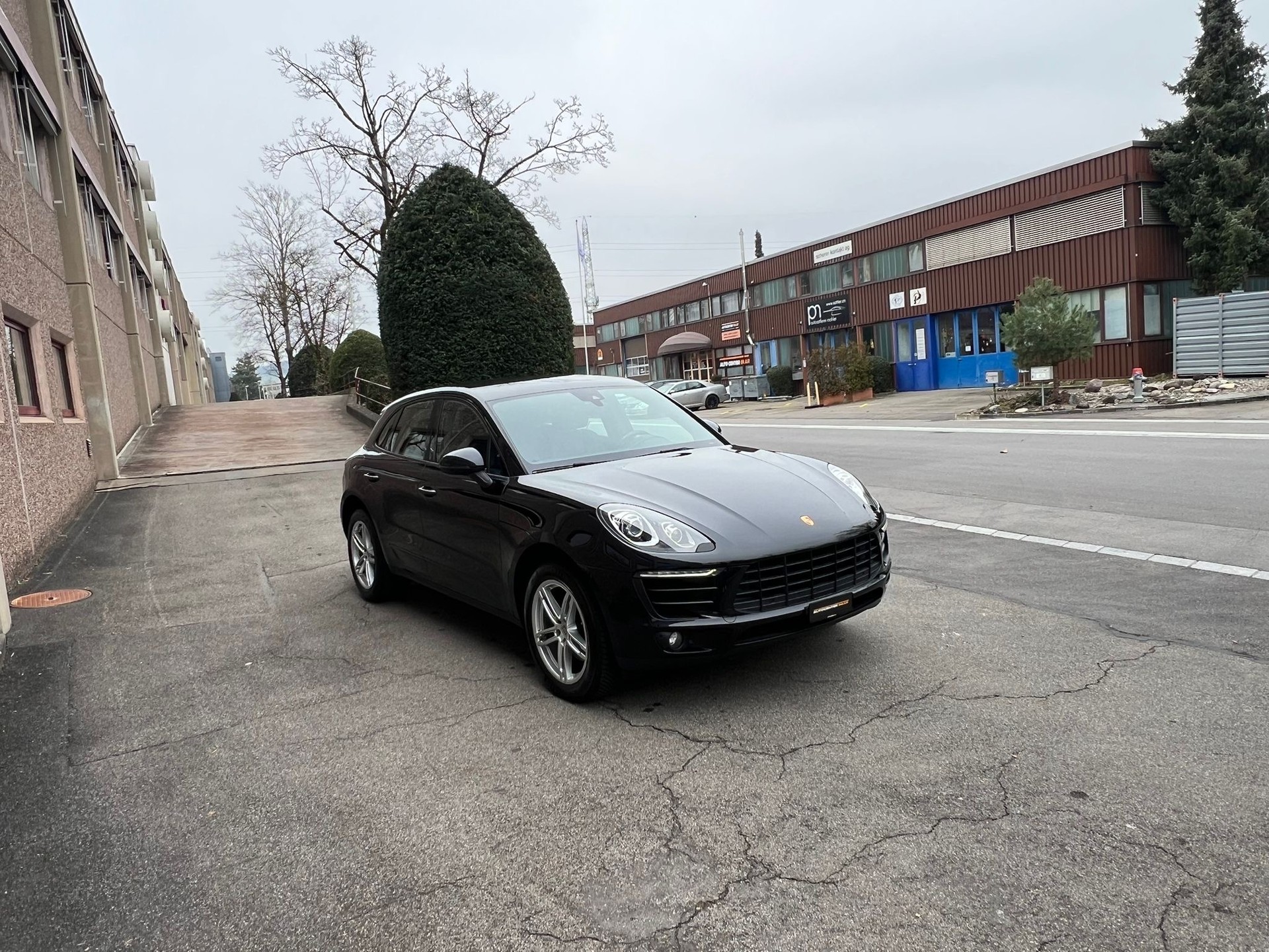 PORSCHE Macan PDK-showroom-element-3