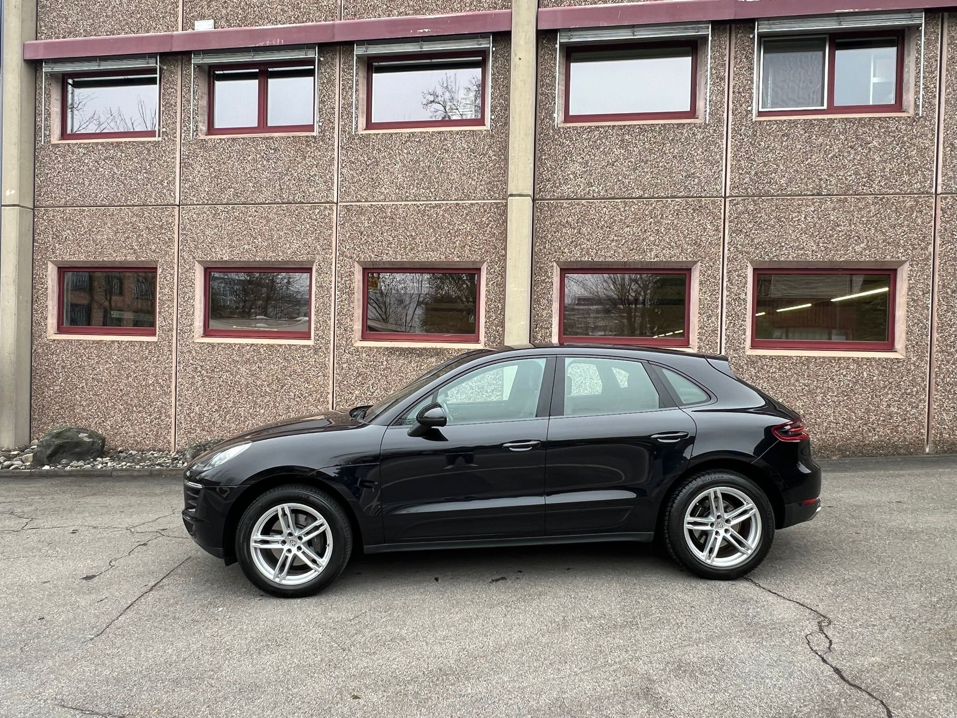 PORSCHE Macan PDK-showroom-element-2