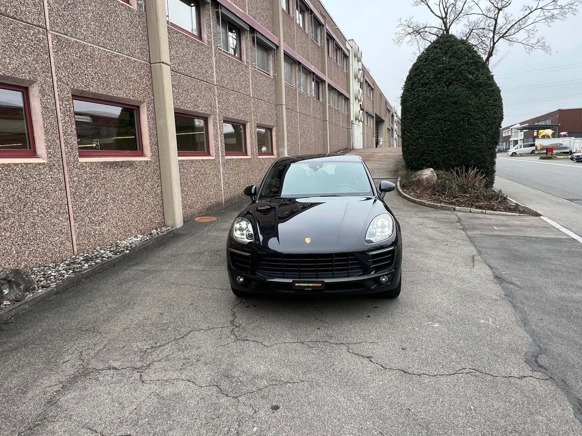 PORSCHE Macan PDK-showroom-element-1