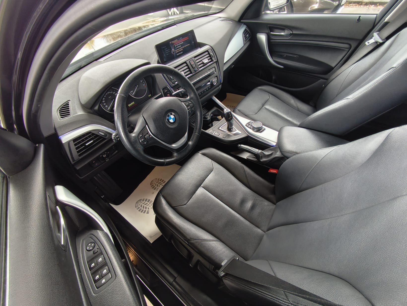 BMW 116i Sport Line Steptronic-image-9