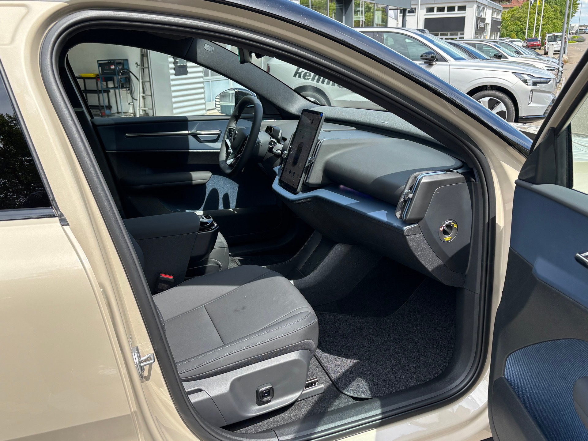 VOLVO EX30 P8 Ultra AWD-image-6