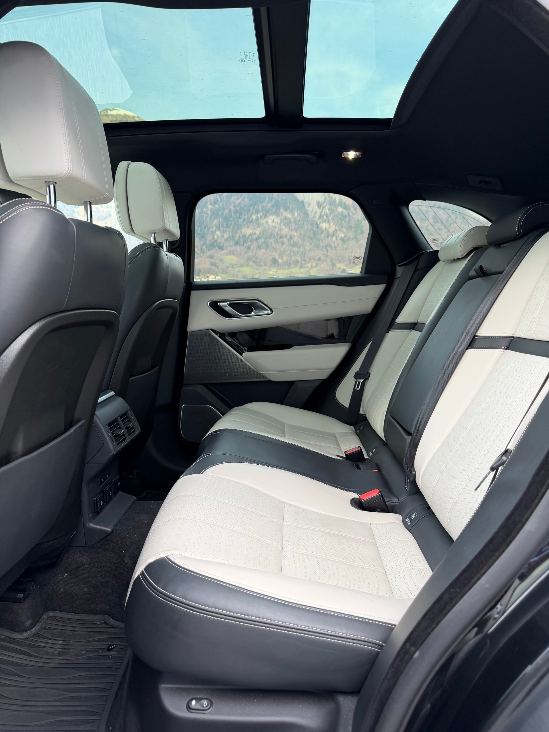LAND ROVER Range Rover Velar R-Dynamic P 300 SE Automatic-image-12