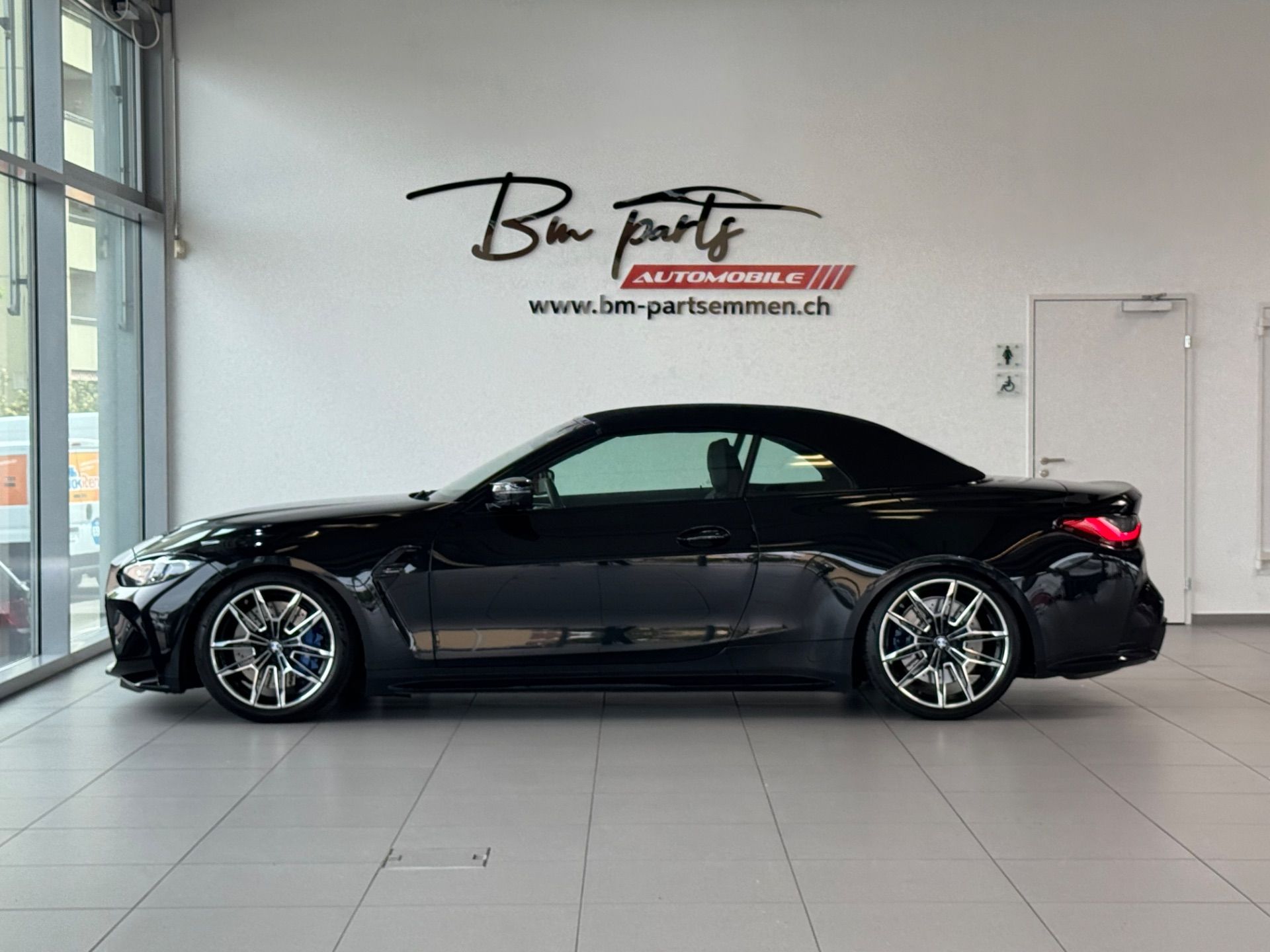 BMW M4 Cabrio Competition M xDrive-showroom-element-3