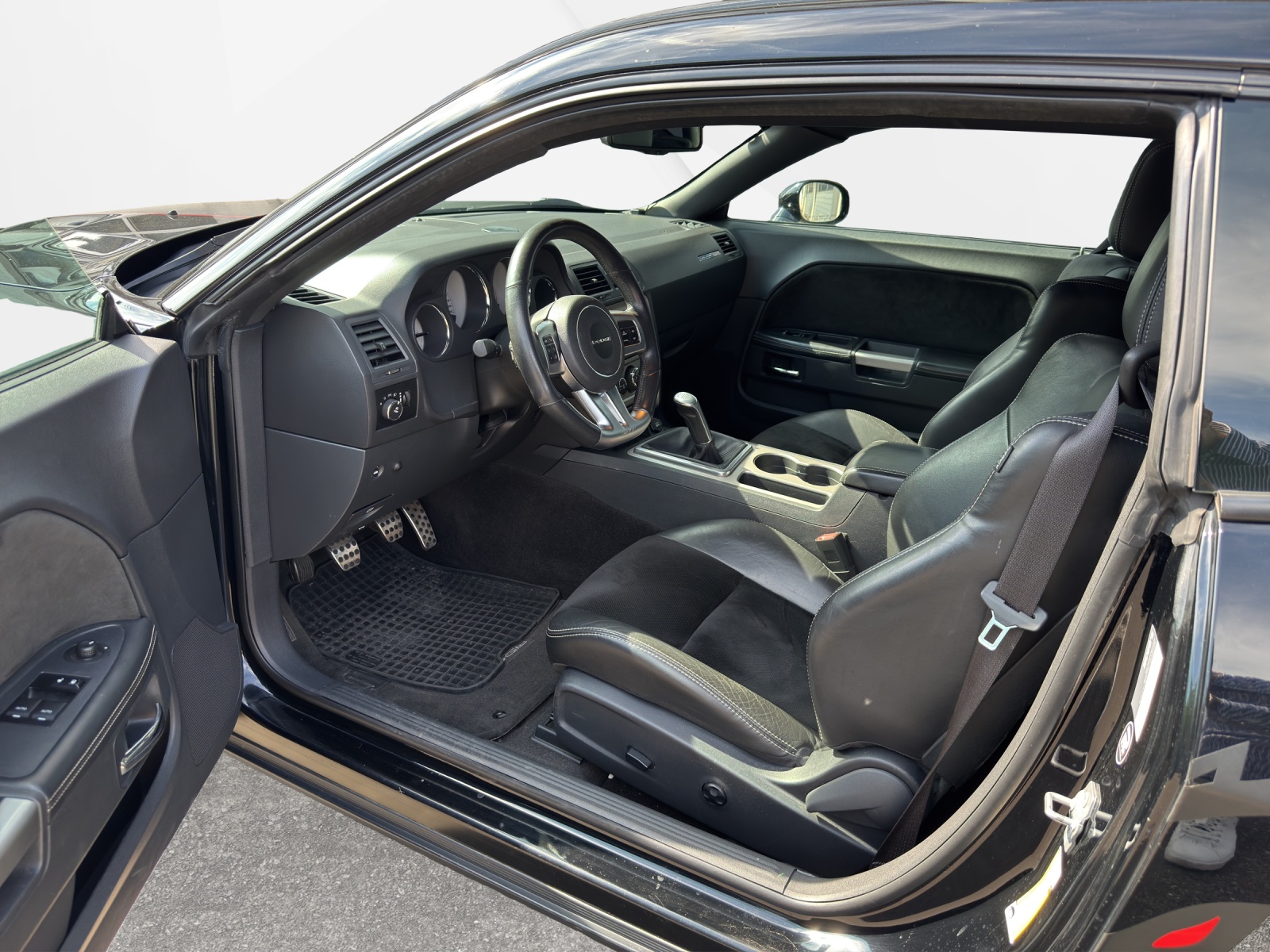 DODGE Challenger 6.4 HEMI SRT8-image-5