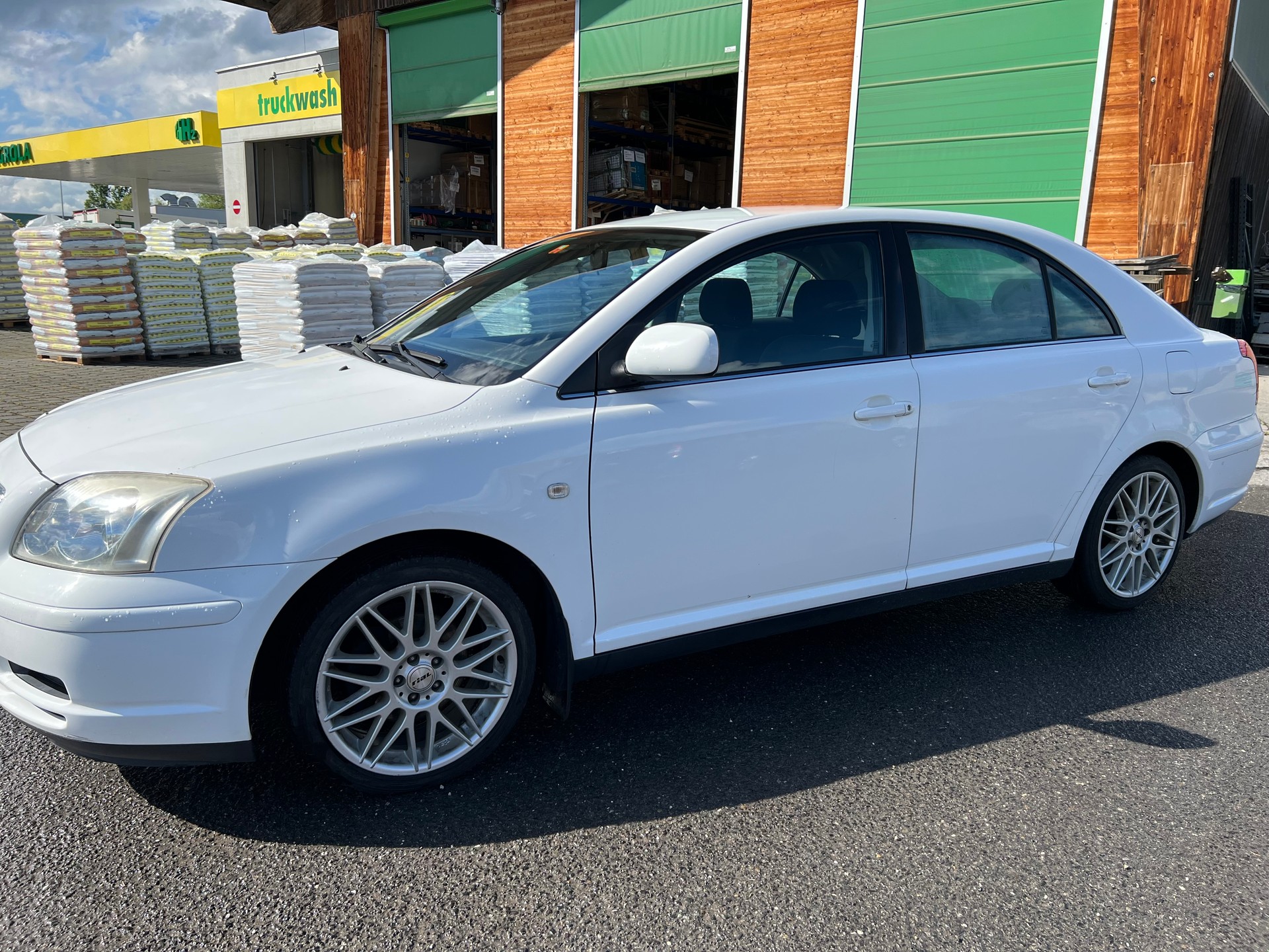 TOYOTA Avensis 1.8 VVT-i Linea-image-1